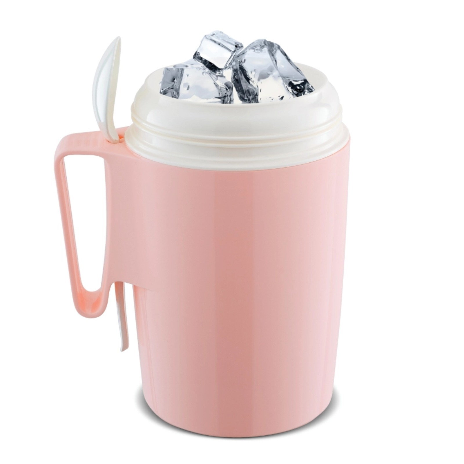 Una tazza termica rosa con cubetti di ghiaccio e coperchio bianco con manico.