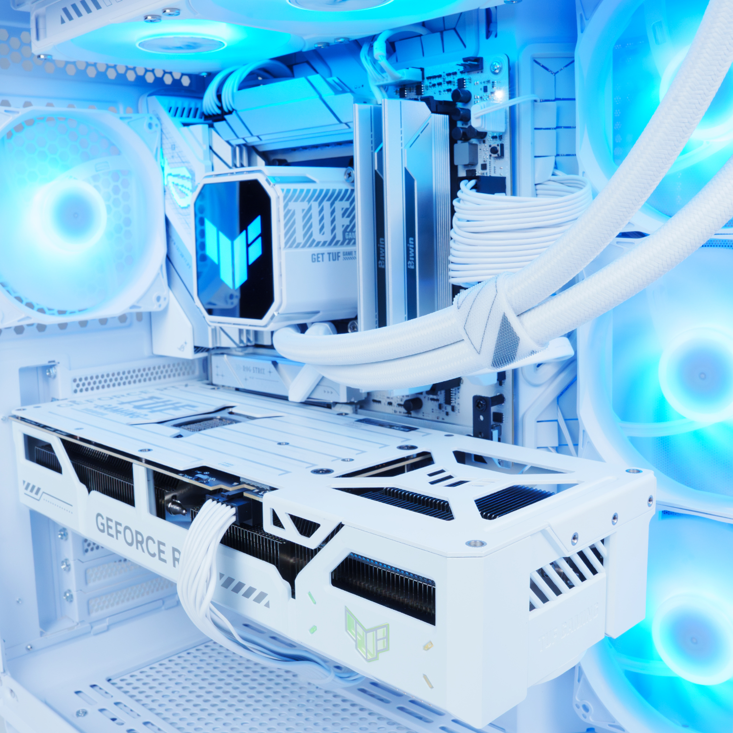 Un PC gamer blanco con iluminación azul, mostrando ventiladores, GPU y componentes internos.