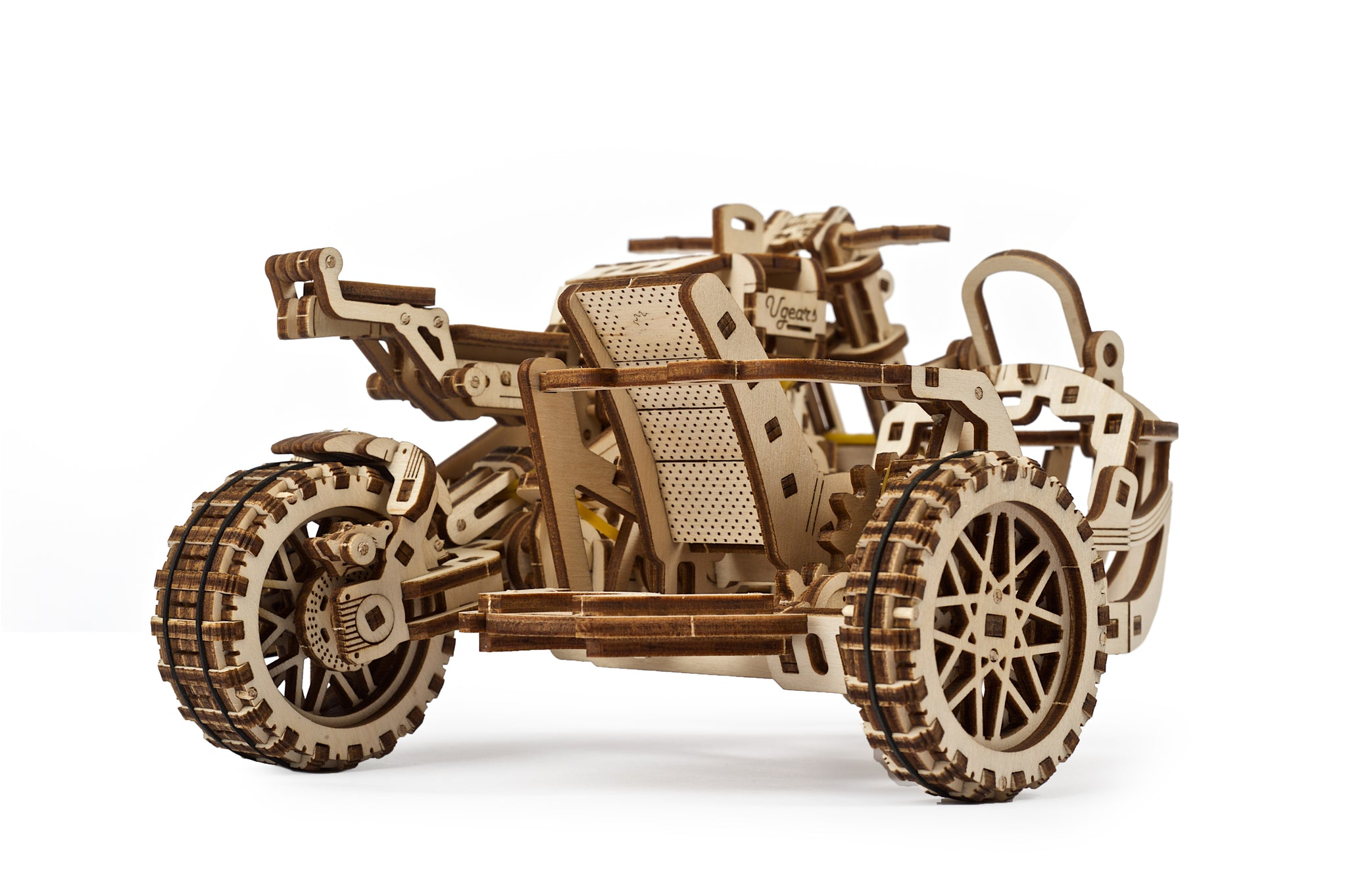 Drewniany model trójkołowego motocykla na białym tle.