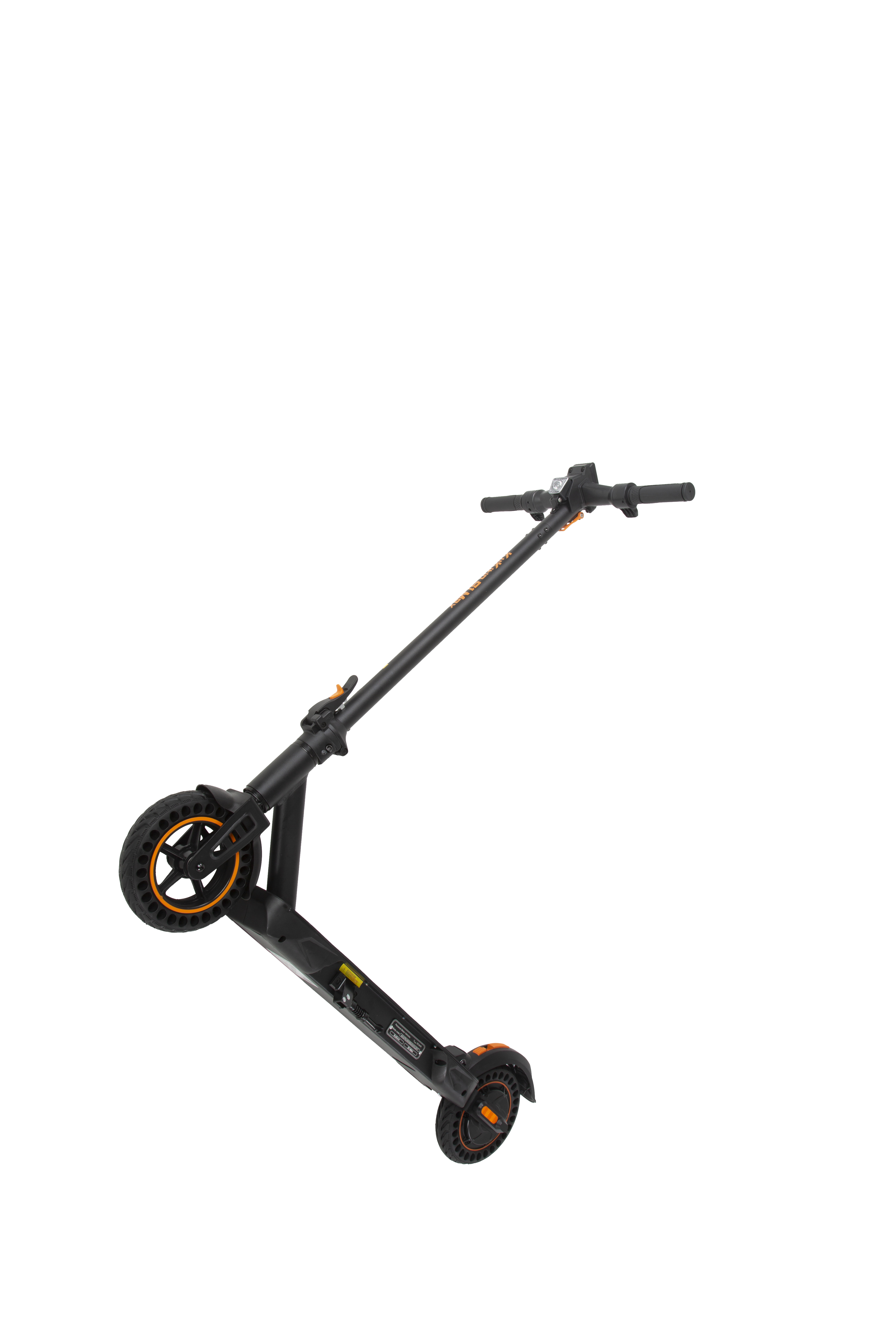 Monopattino elettrico nero con accenti arancioni, isolato su sfondo bianco.