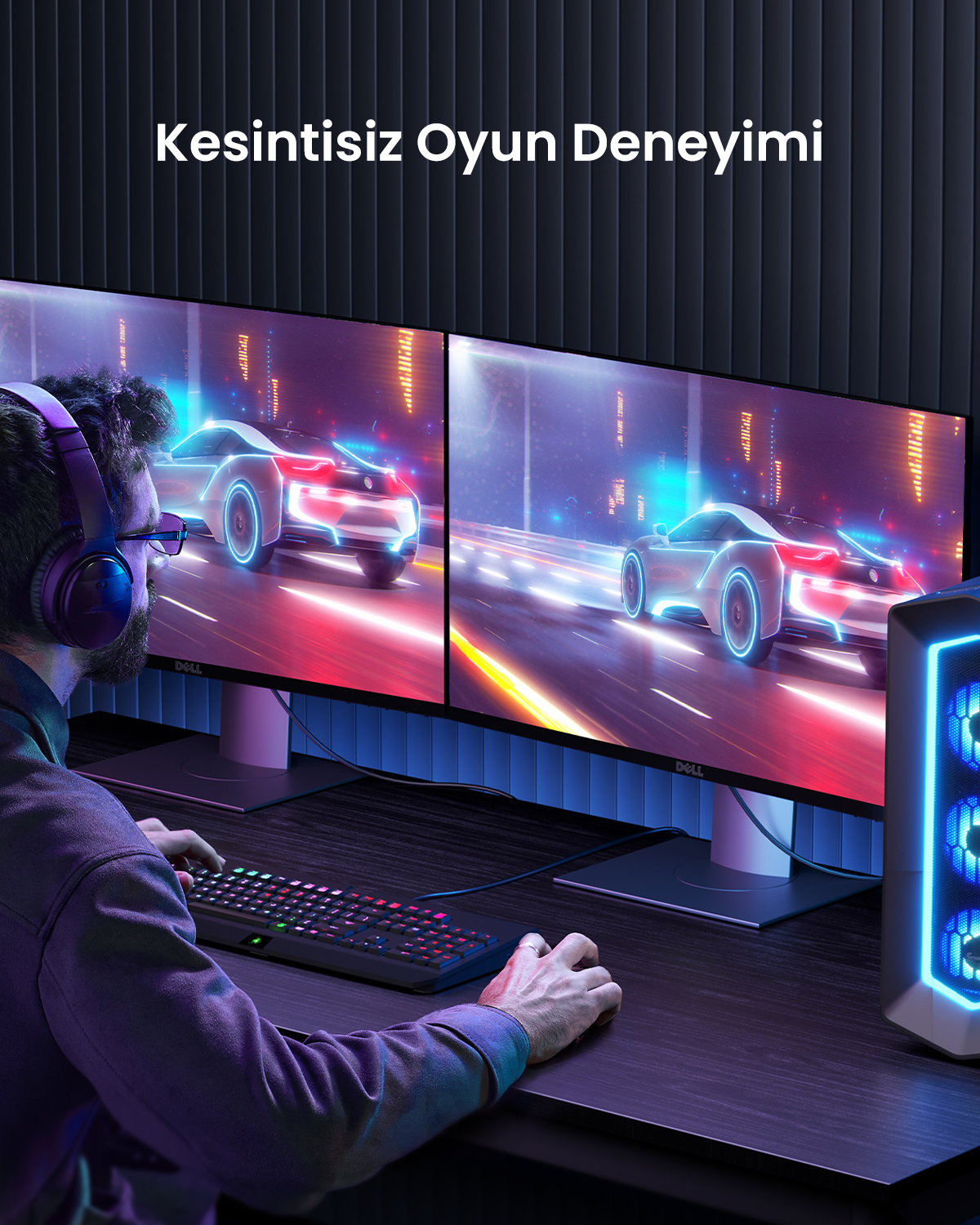 Kulaklıklı bir oyuncu, yakındaki aydınlatmalı bir PC ile iki monitörde yarış oyunu oynuyor.