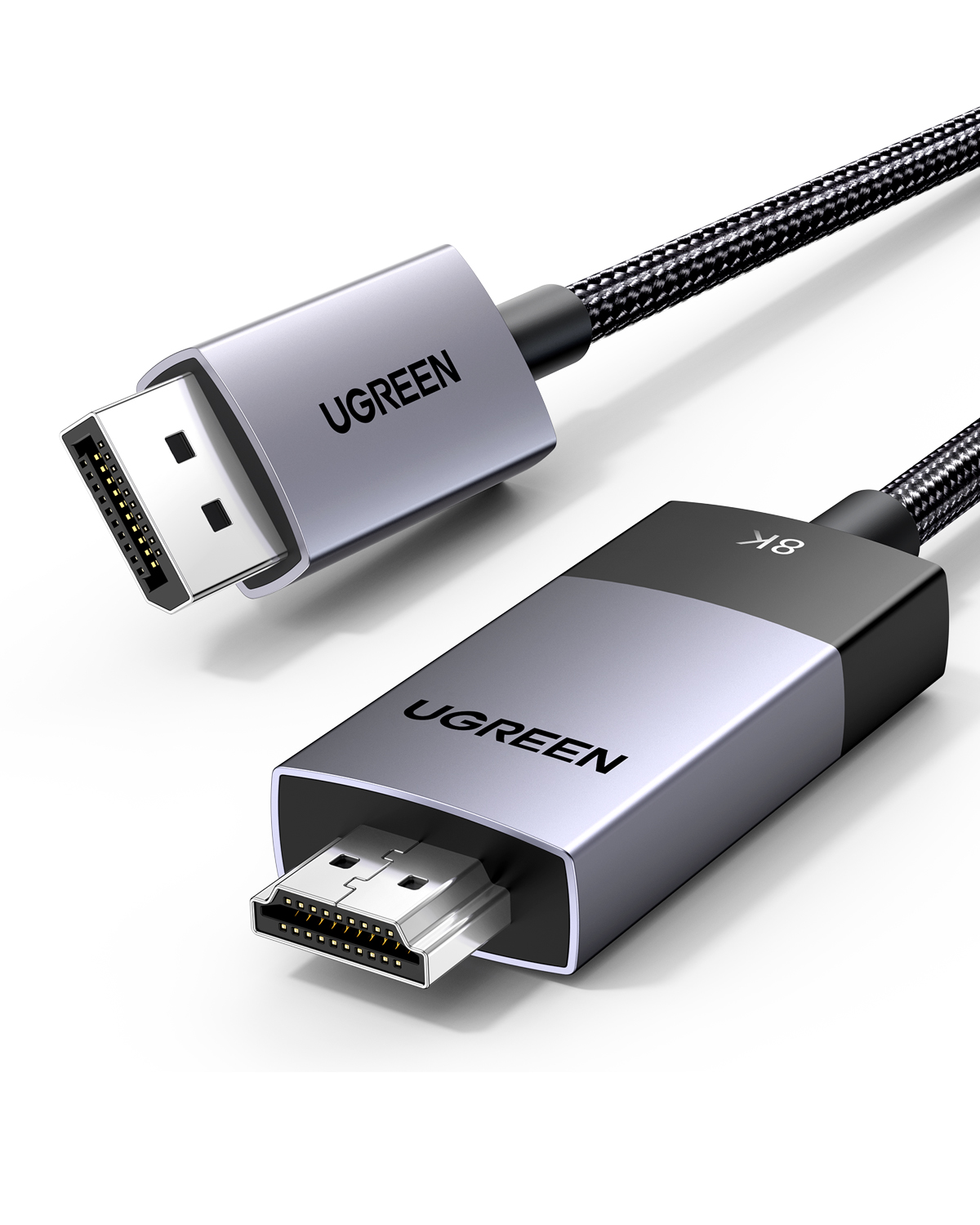 Beyaz zeminde HDMI ve DisplayPort konnektörlü iki UGREEN kablosu.