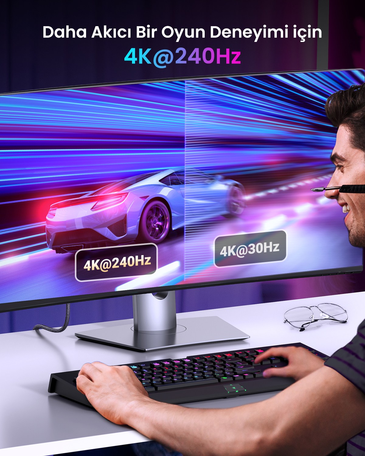 Bir adam 4K@240Hz ve 4K@30Hz gösteren bir monitörde oyun oynuyor.