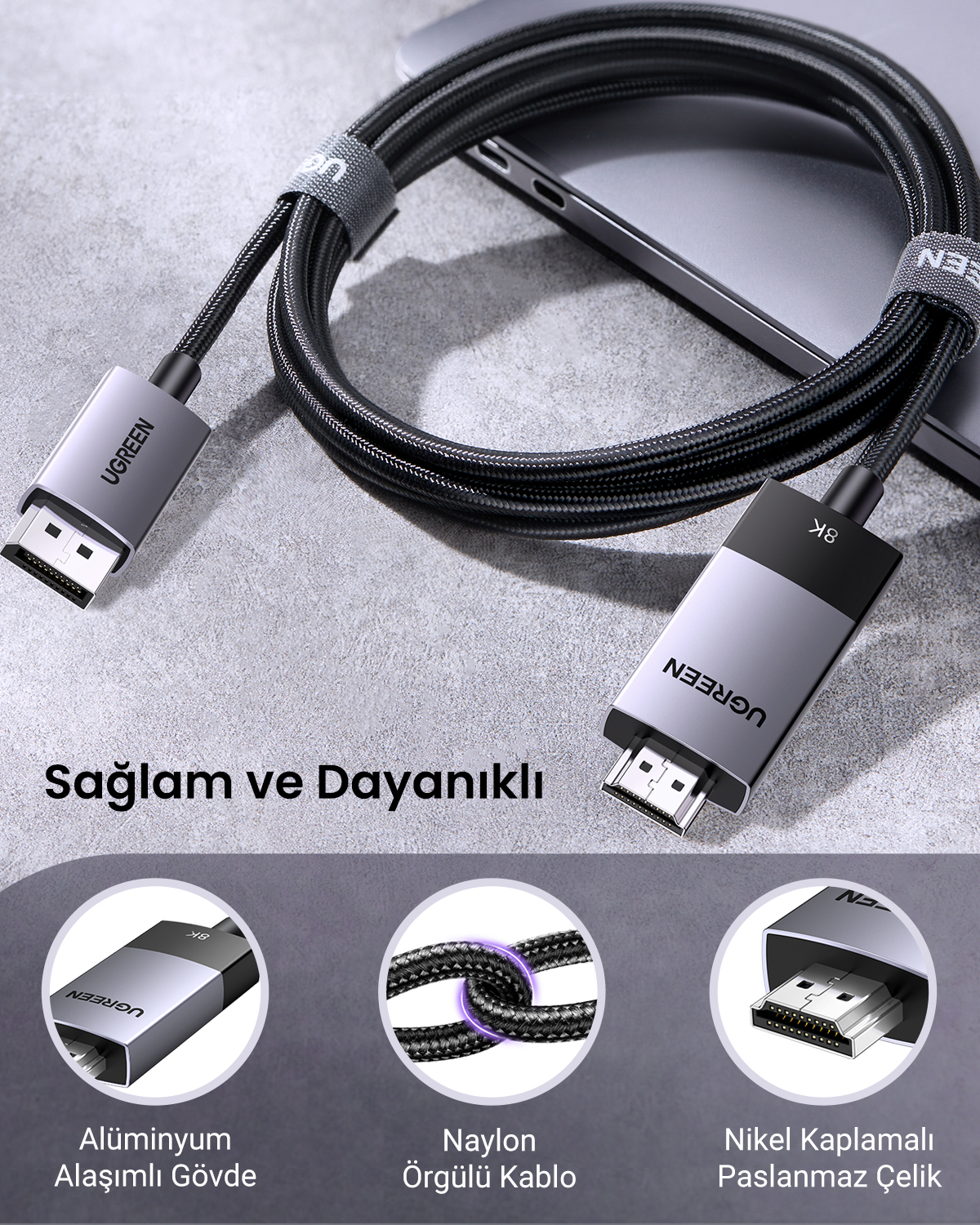 Gümüş konnektörlü siyah bir 8K UGREEN kablosu gri yüzeyde duruyor.