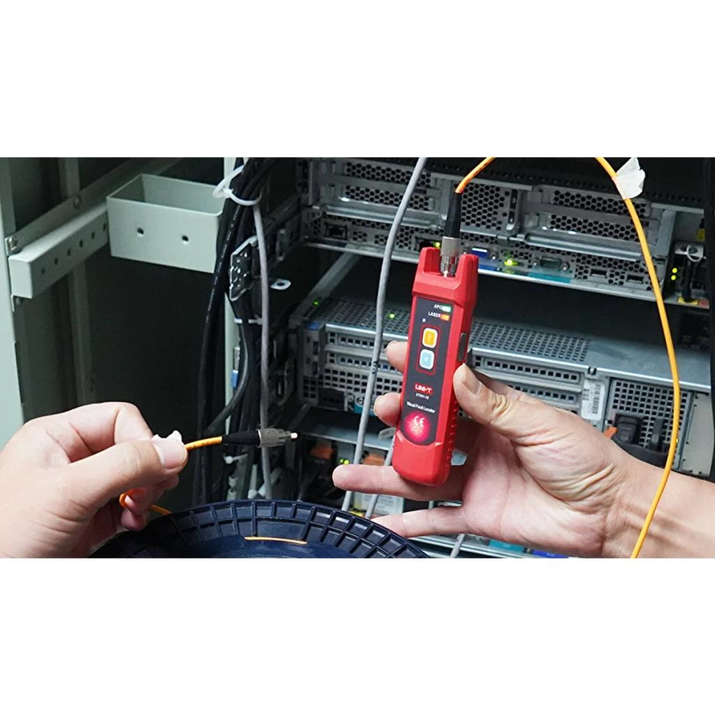 Kırmızı bir fiber optik test cihazı sunucu odasında eller tarafından tutuluyor.
