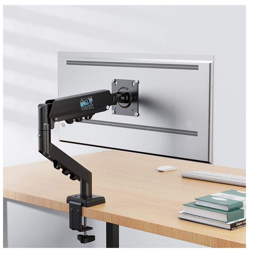 Siyah bir monitör kolu ahşap bir masaya kelepçelenmiş, büyük bir gümüş monitör tutuyor.