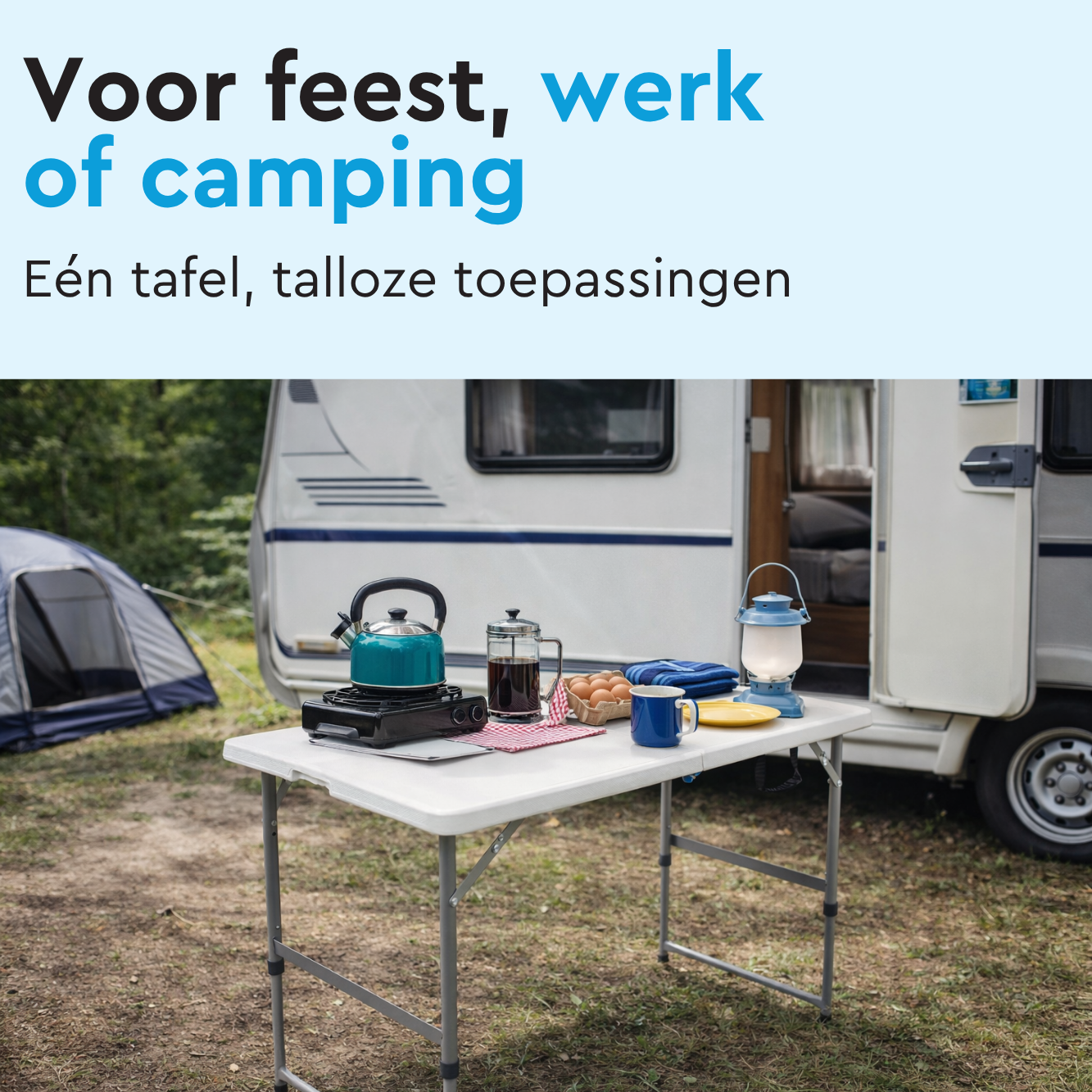 Een campingtafel met waterkoker, eieren, koffie, mok en lantaarn.