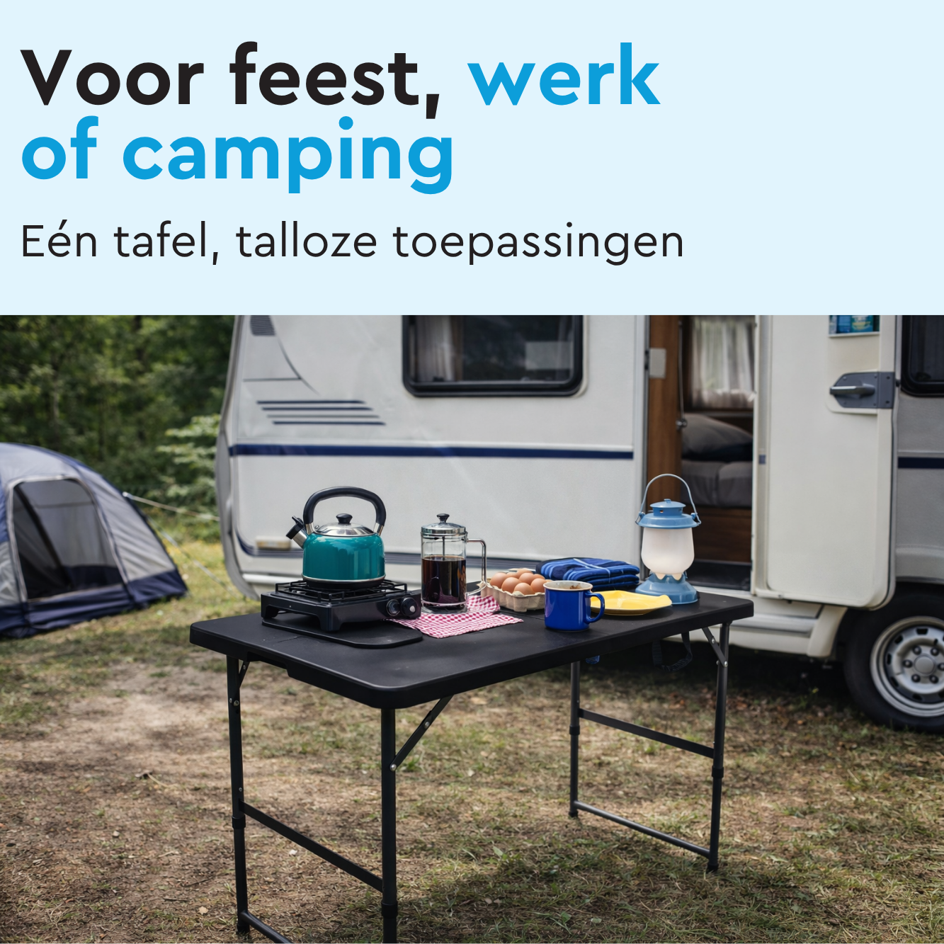 Een camping met caravan, tent en tafel gedekt voor ontbijt.
