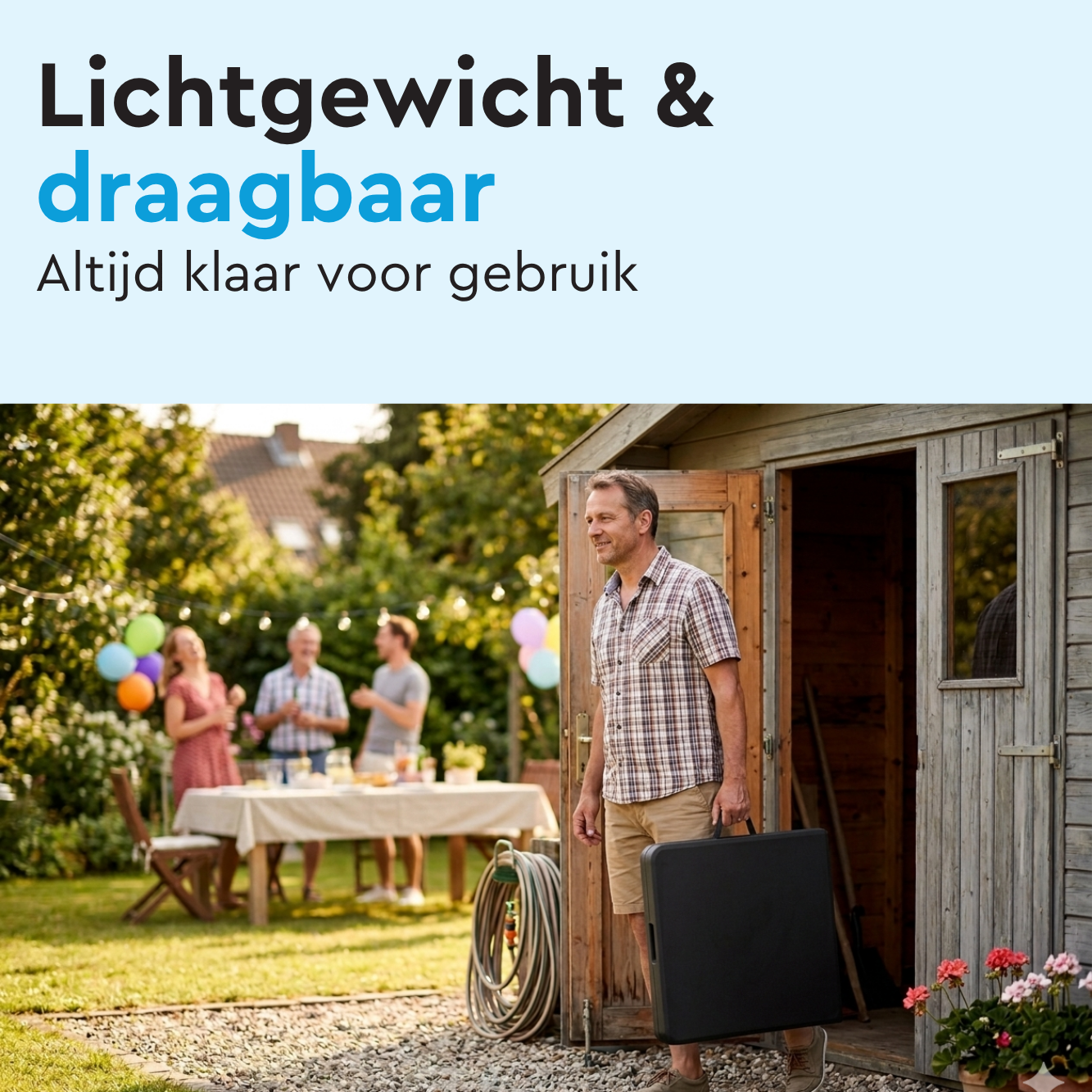 Man draagt zwarte koffer voor tuinschuurtje, gasten feesten op achtergrond.