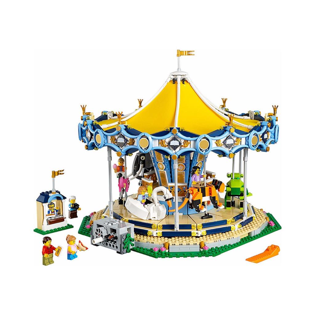 Un carrousel LEGO avec un auvent jaune, des accents bleus et diverses attractions dont un cygne.