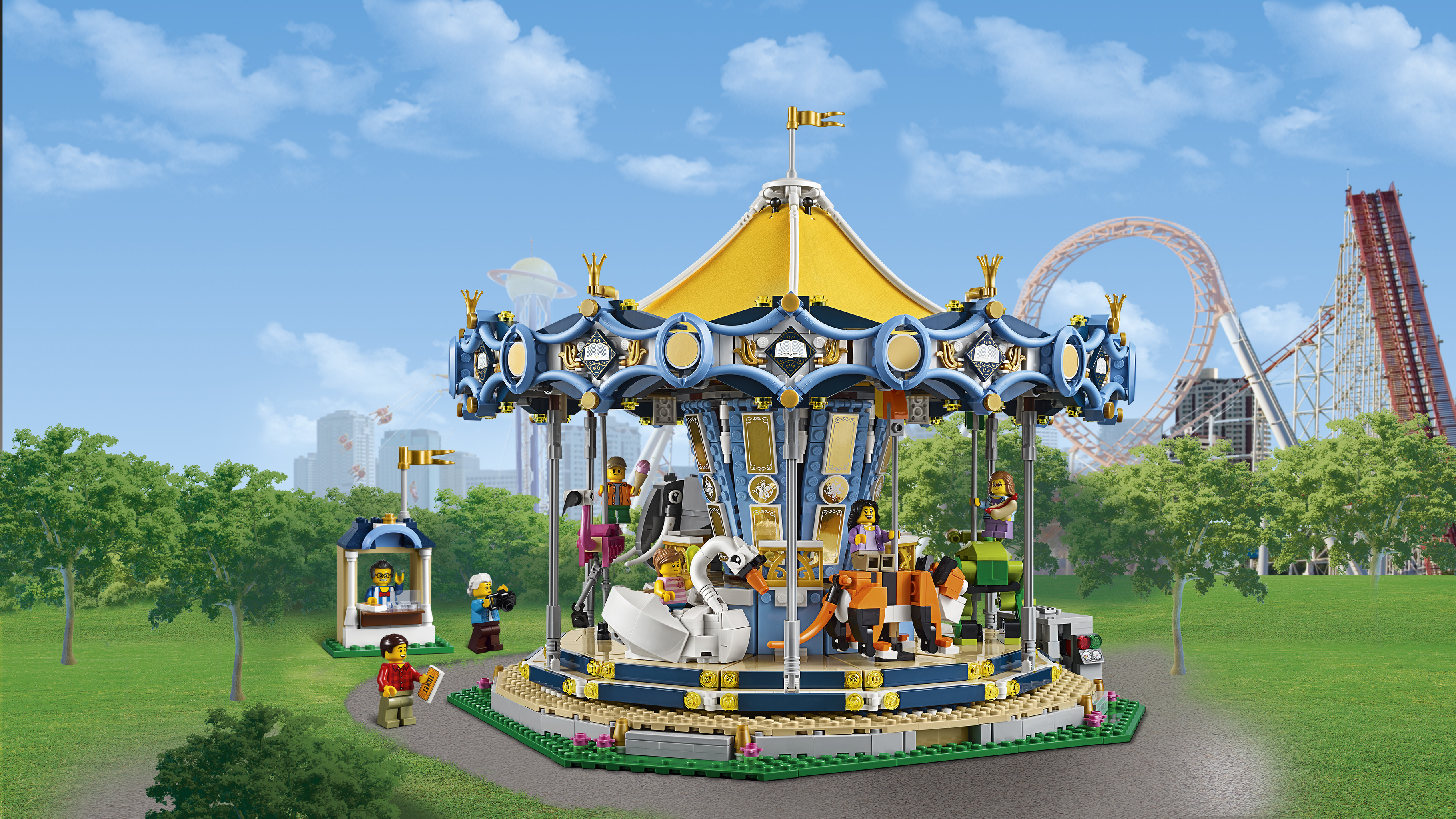 Un manège Lego avec des figurines et des animaux Lego dans un parc avec des montagnes russes.