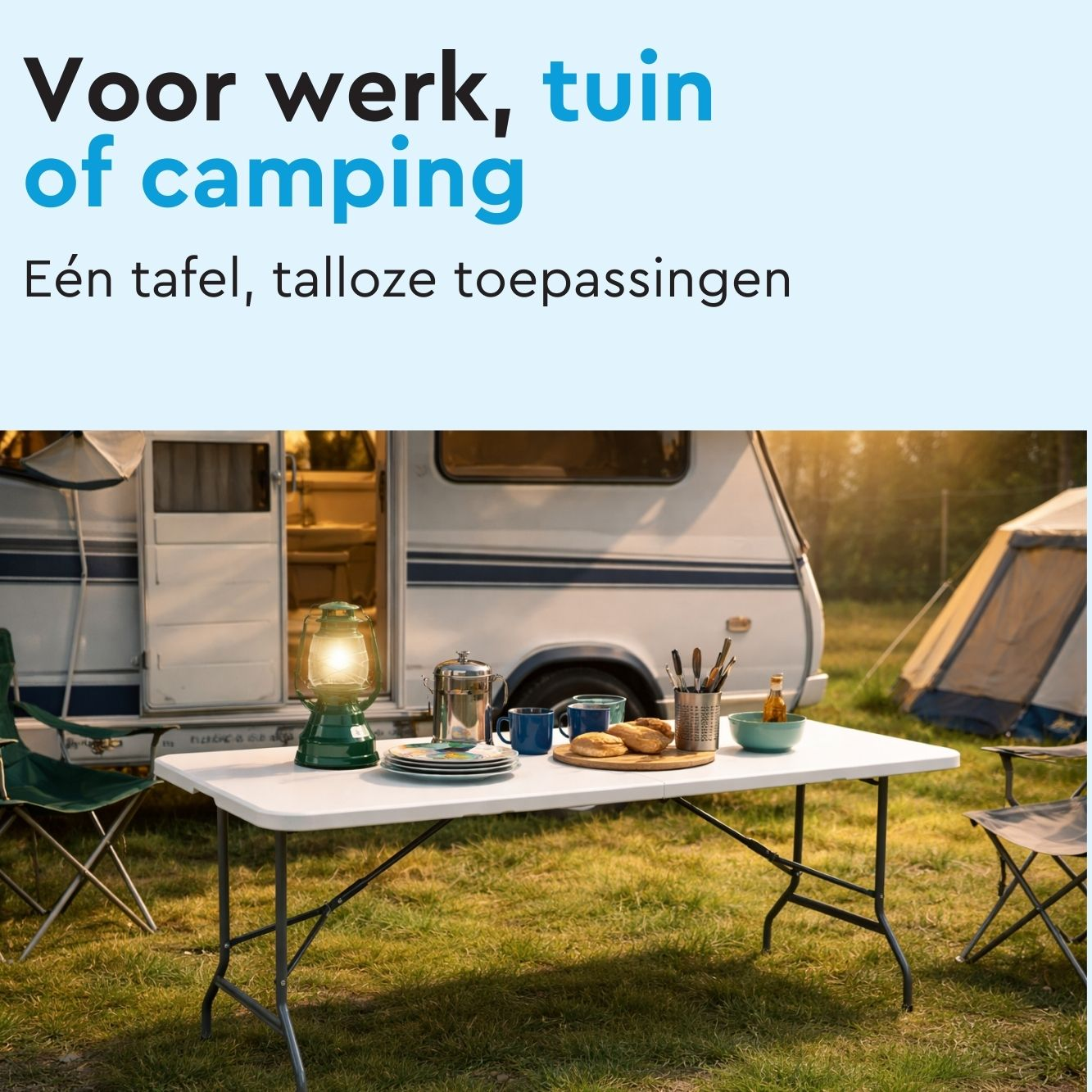 Een klaptafel buiten met een lantaarn, koffiepot, borden en snacks.