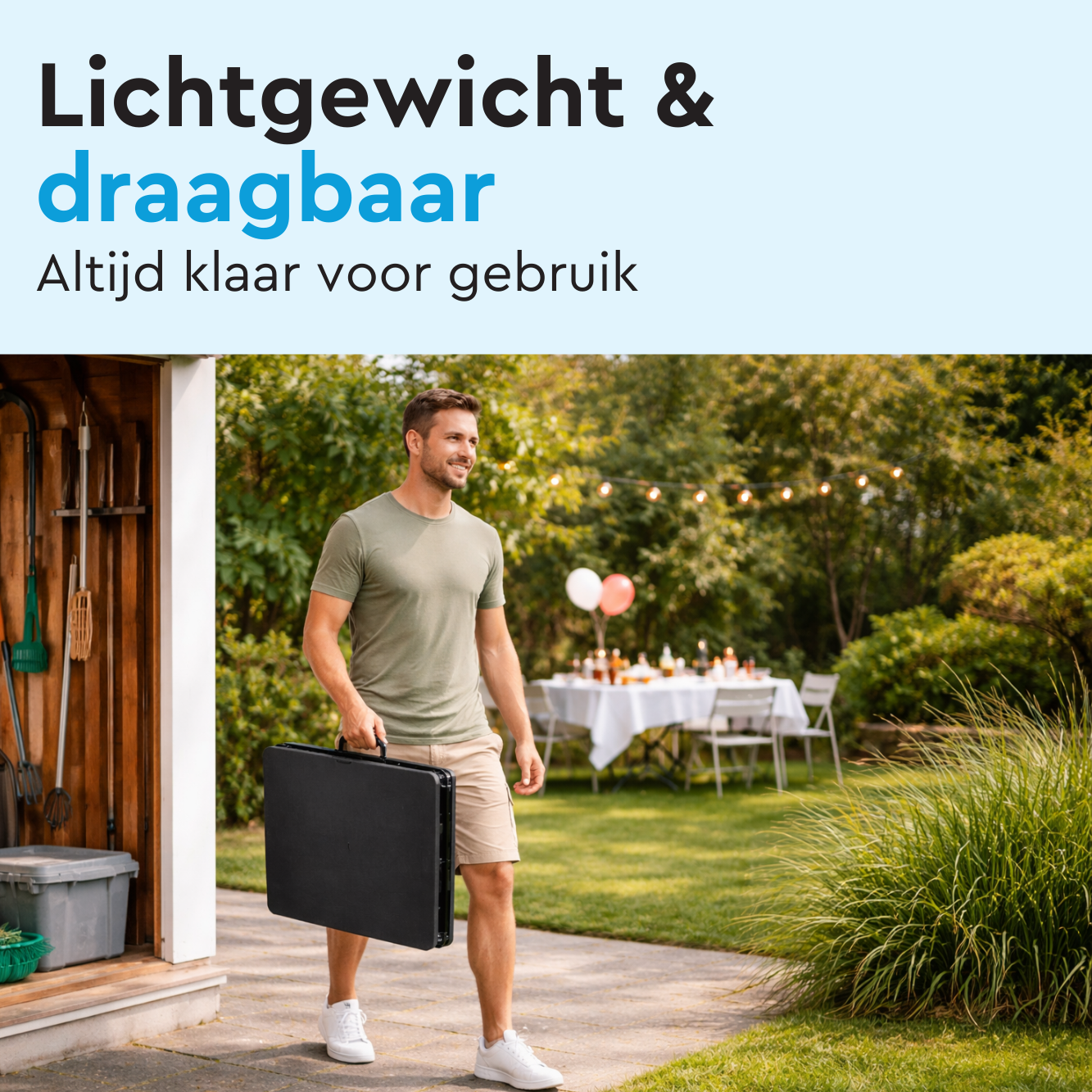 Man draagt zwarte klaptafel in tuin, tafel met stoelen op achtergrond.