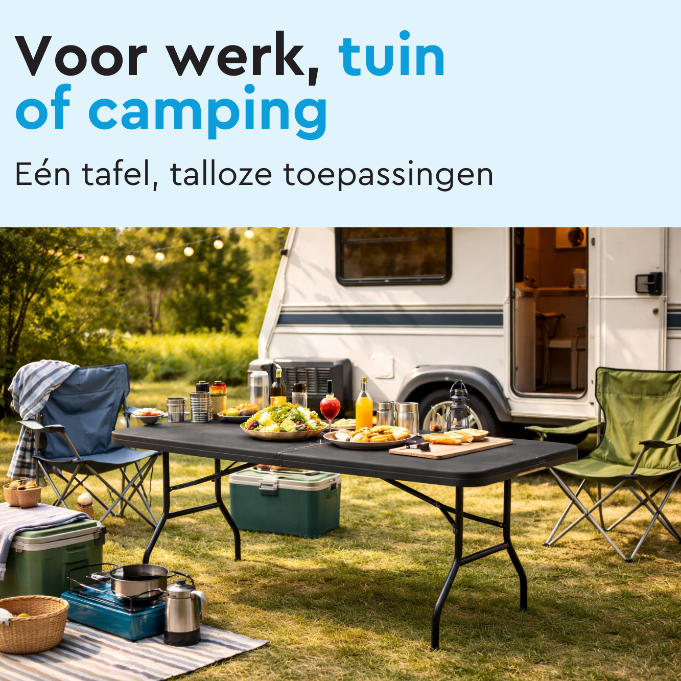 Buitentafel met eten, stoelen en caravan op de camping.