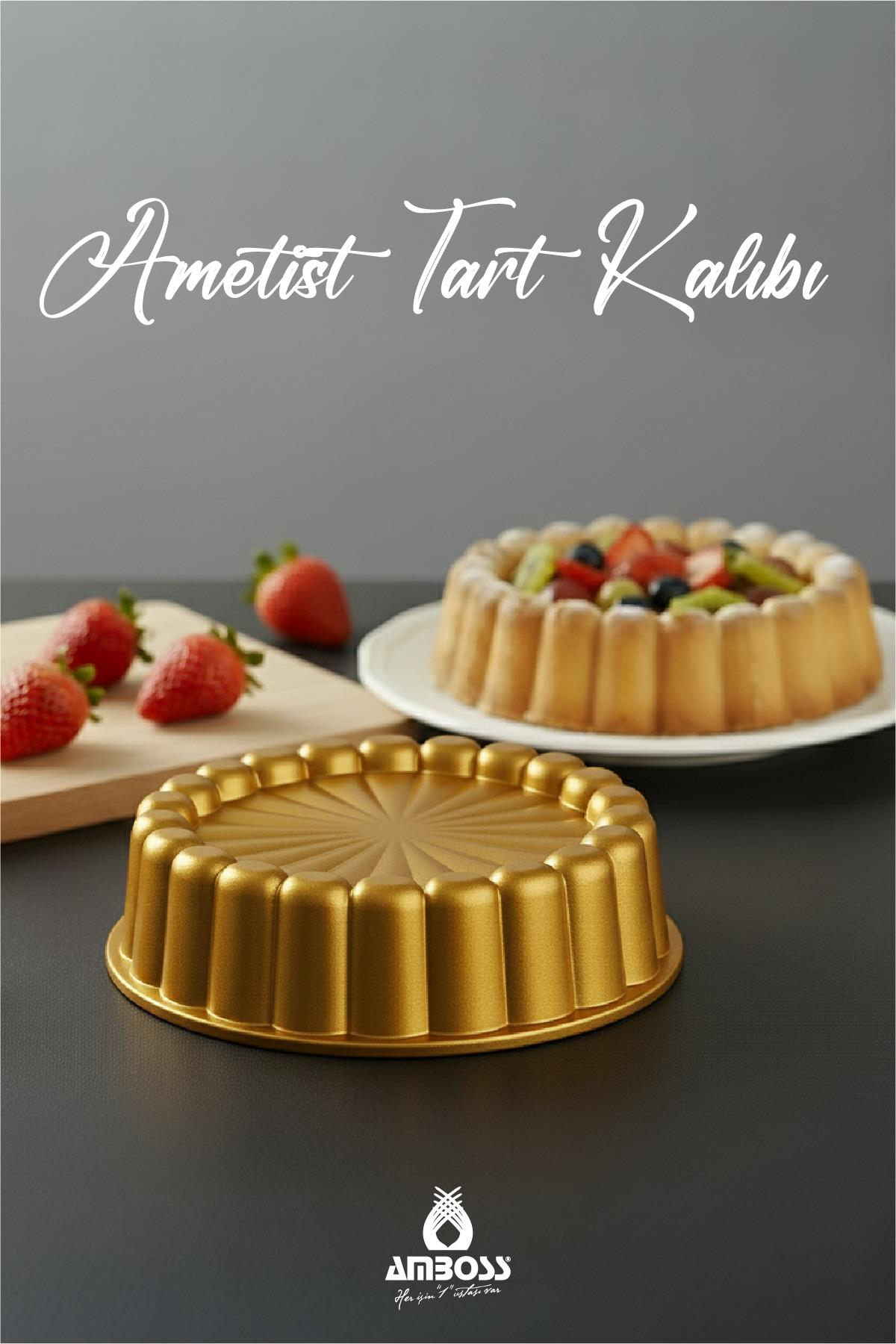 Meyveli tart ve yanında çilek bulunan altın rengi tart kalıbı.