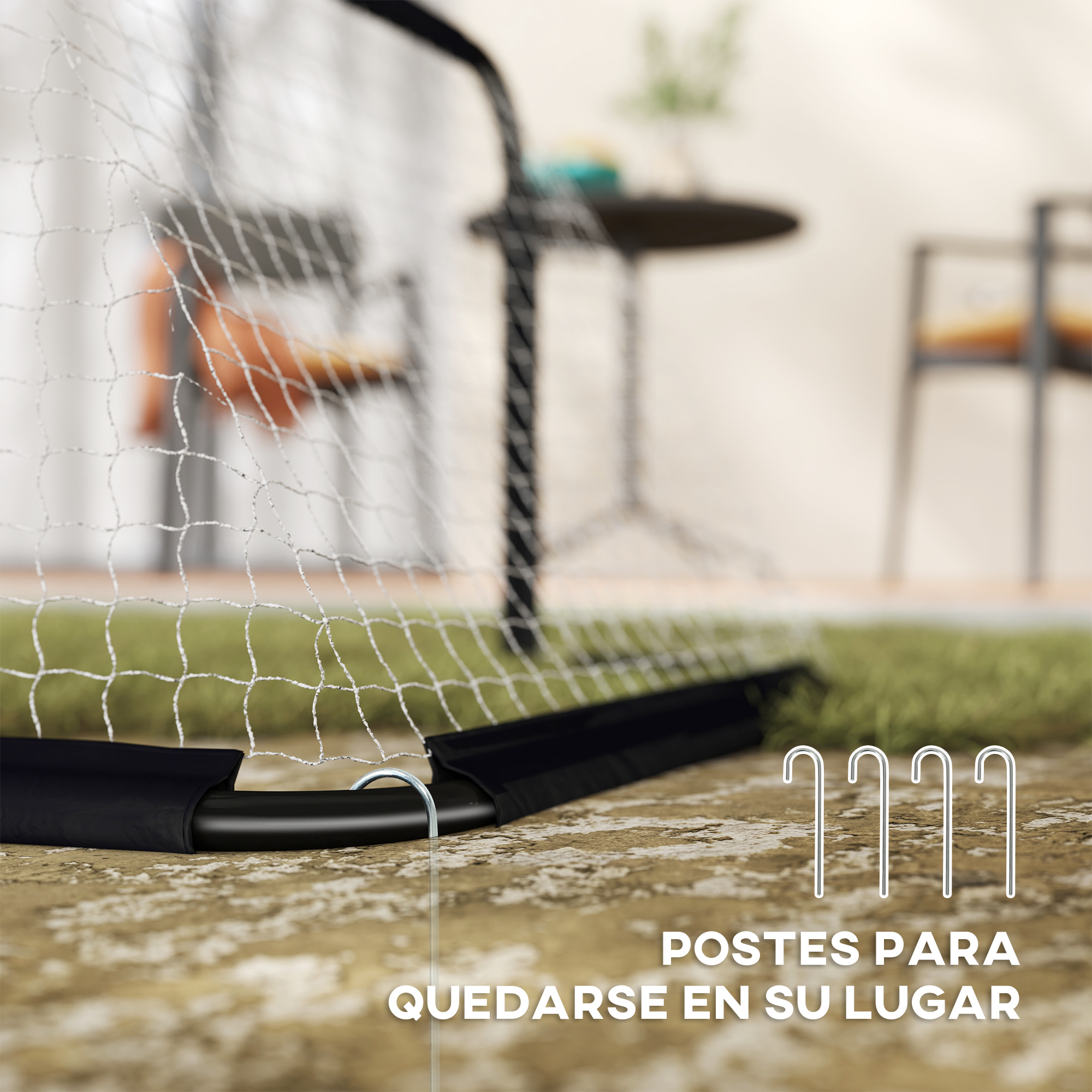 Red de fútbol con estacas clavadas en el suelo para asegurarla.