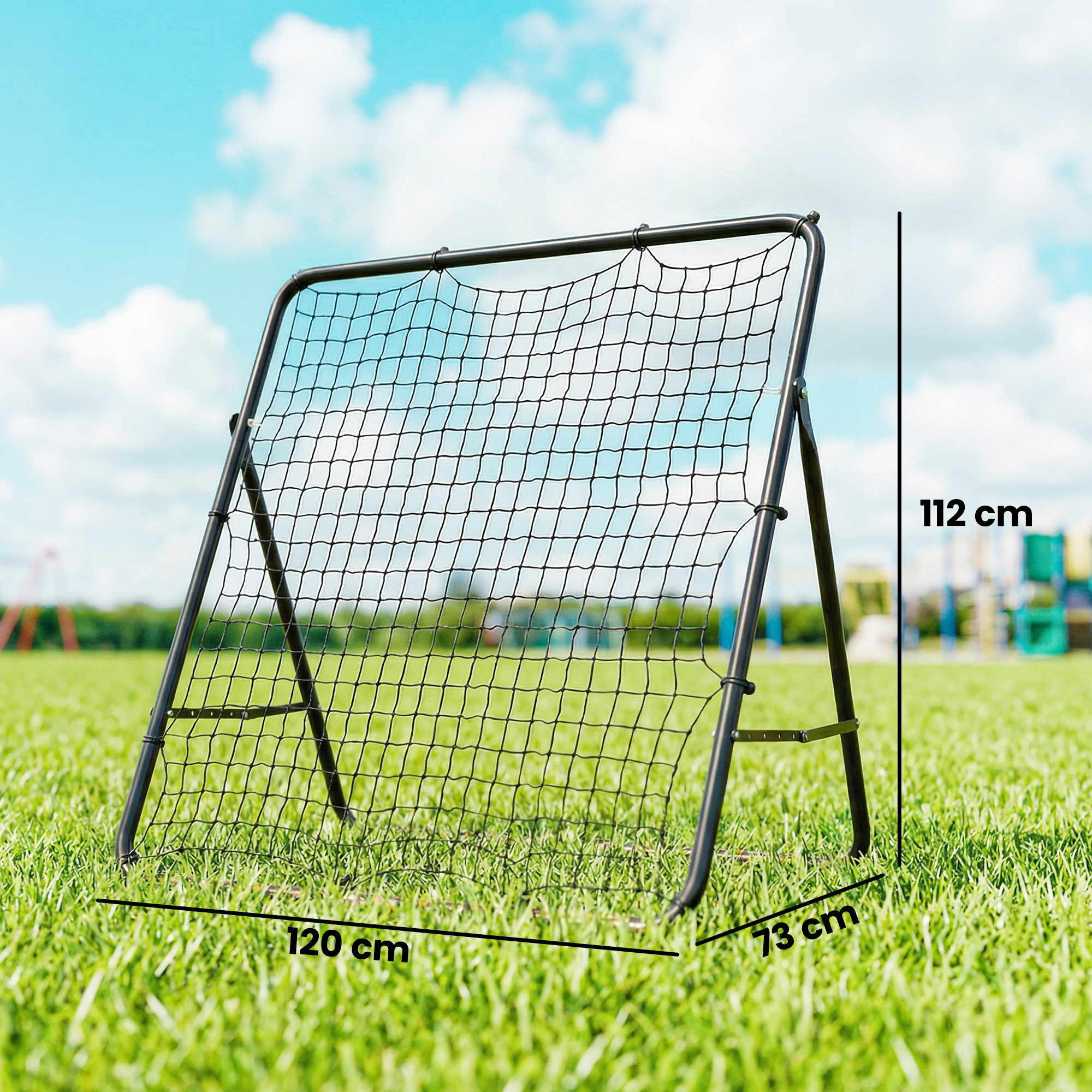 Una portería de fútbol negra con red está sobre césped verde bajo un cielo azul.