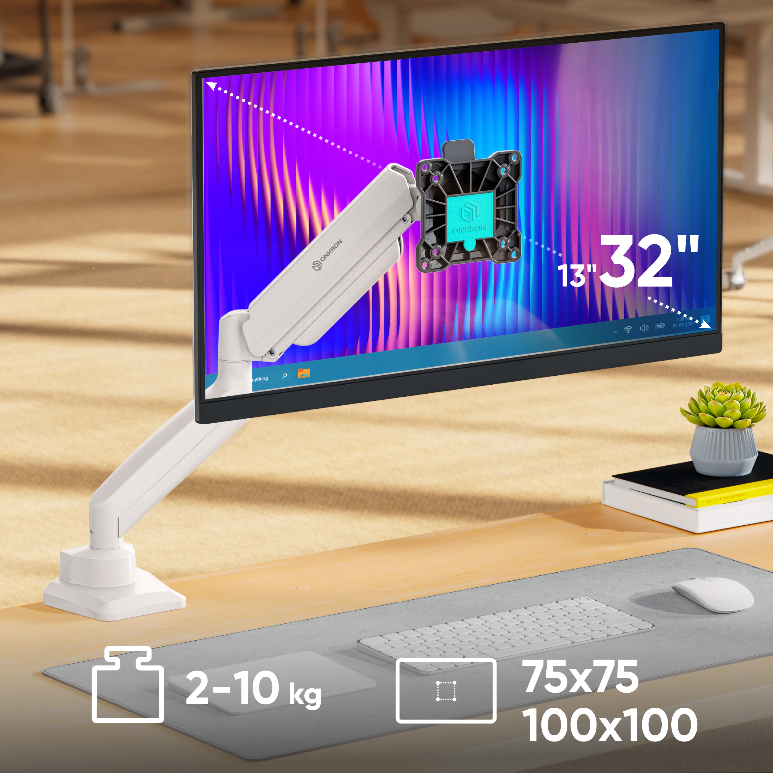 Ein weißer Monitorarm hält einen 32-Zoll-Monitor über einem Schreibtisch mit Tastatur und Maus.