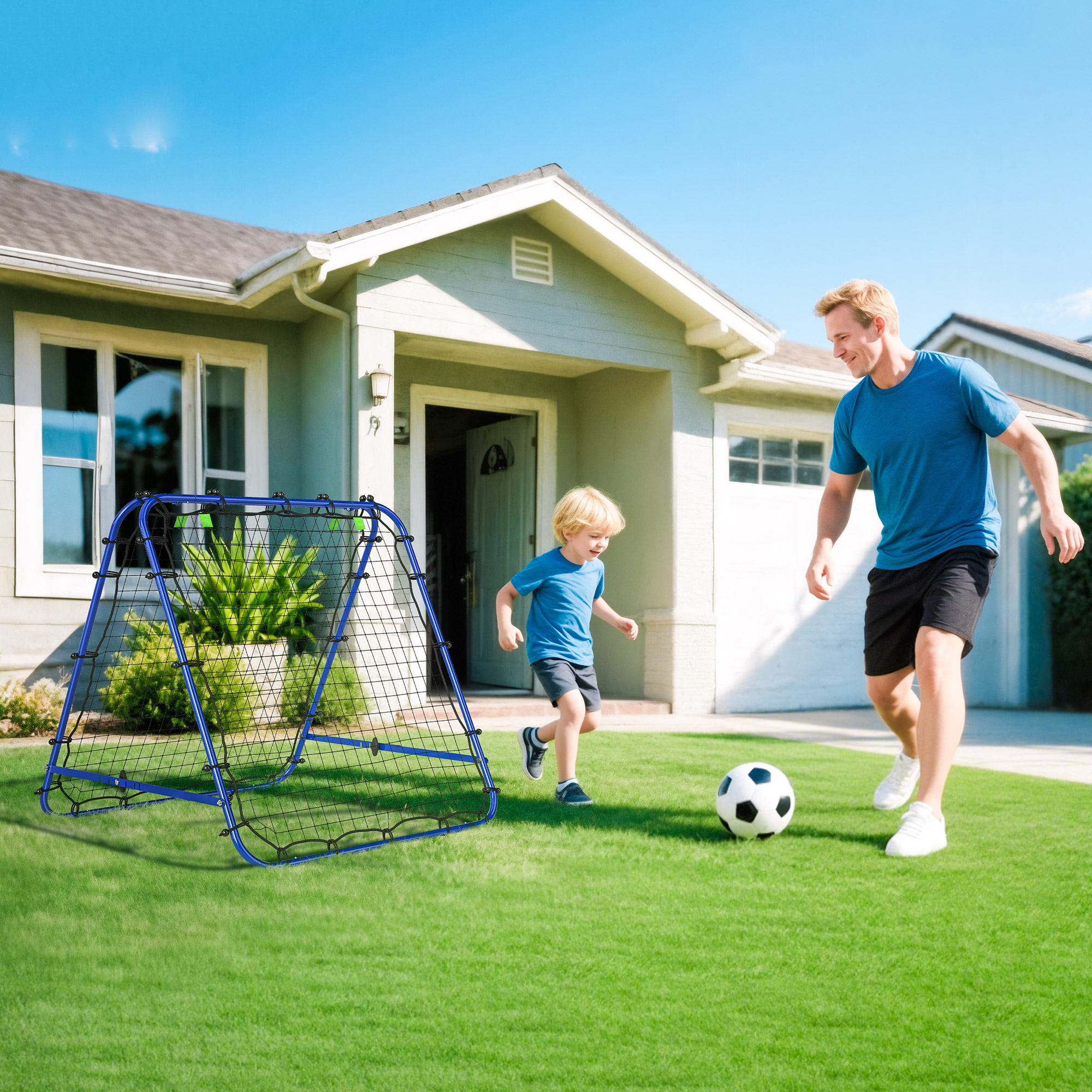 Padre e hijo juegan al fútbol en el jardín frente a una casa con portería.