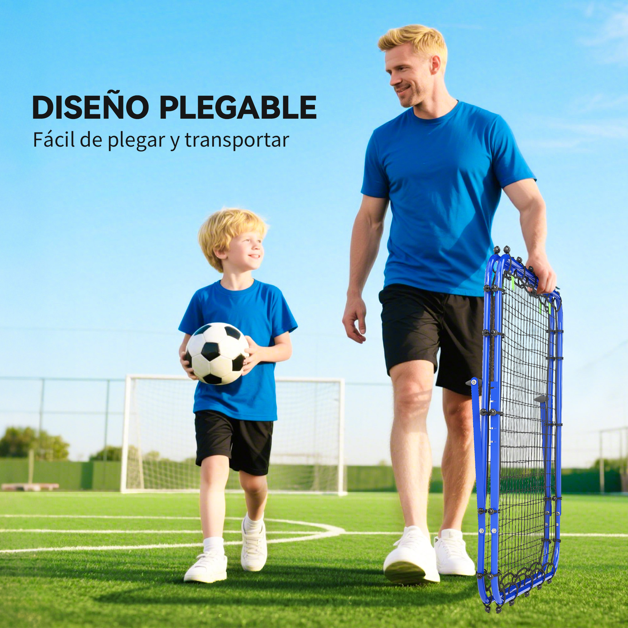 Un hombre y un niño caminan en un campo de fútbol. El hombre lleva una camiseta y pantalones cortos azules, y una red azul.