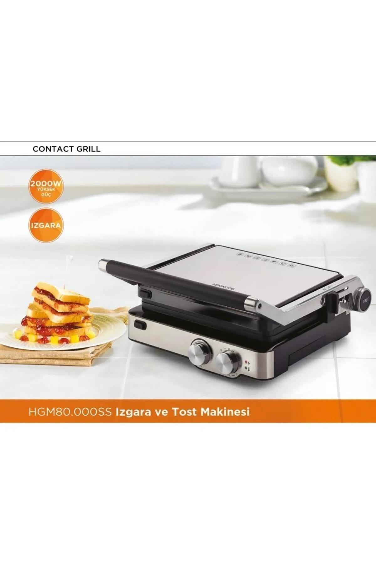 Yanında tabakta sandviç bulunan bir kontakt grill.