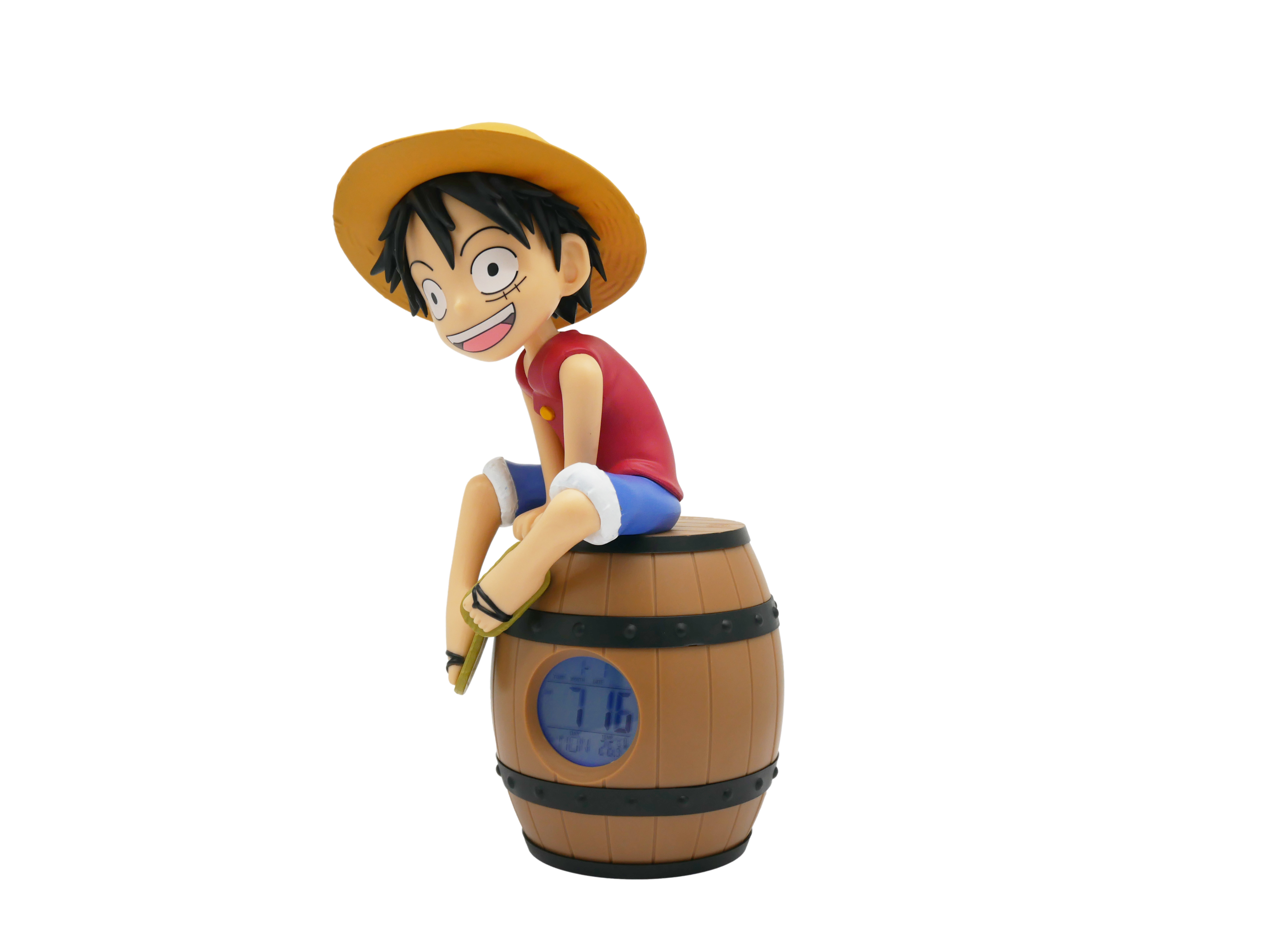 Eine Anime-Figur mit Strohhut sitzt auf einem Holzfass mit digitaler Anzeige.