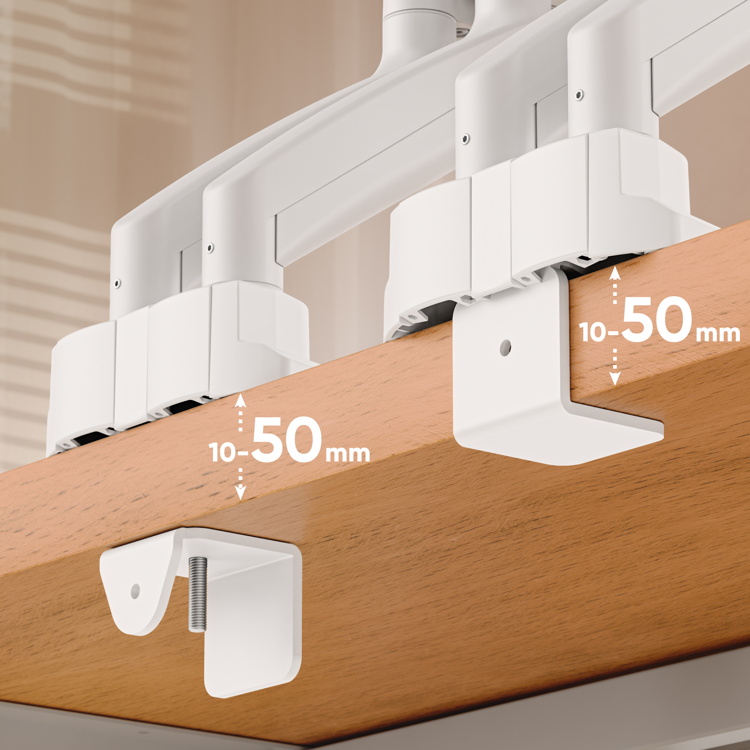 Weiße Monitorarme werden an einem Holztisch befestigt, passend für 10-50mm Dicke.