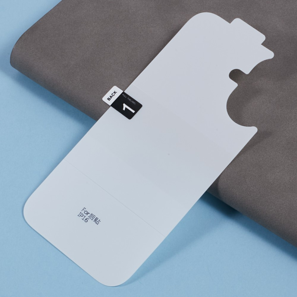 Un protecteur d'écran blanc pour téléphone IP16 repose sur fond gris et bleu.