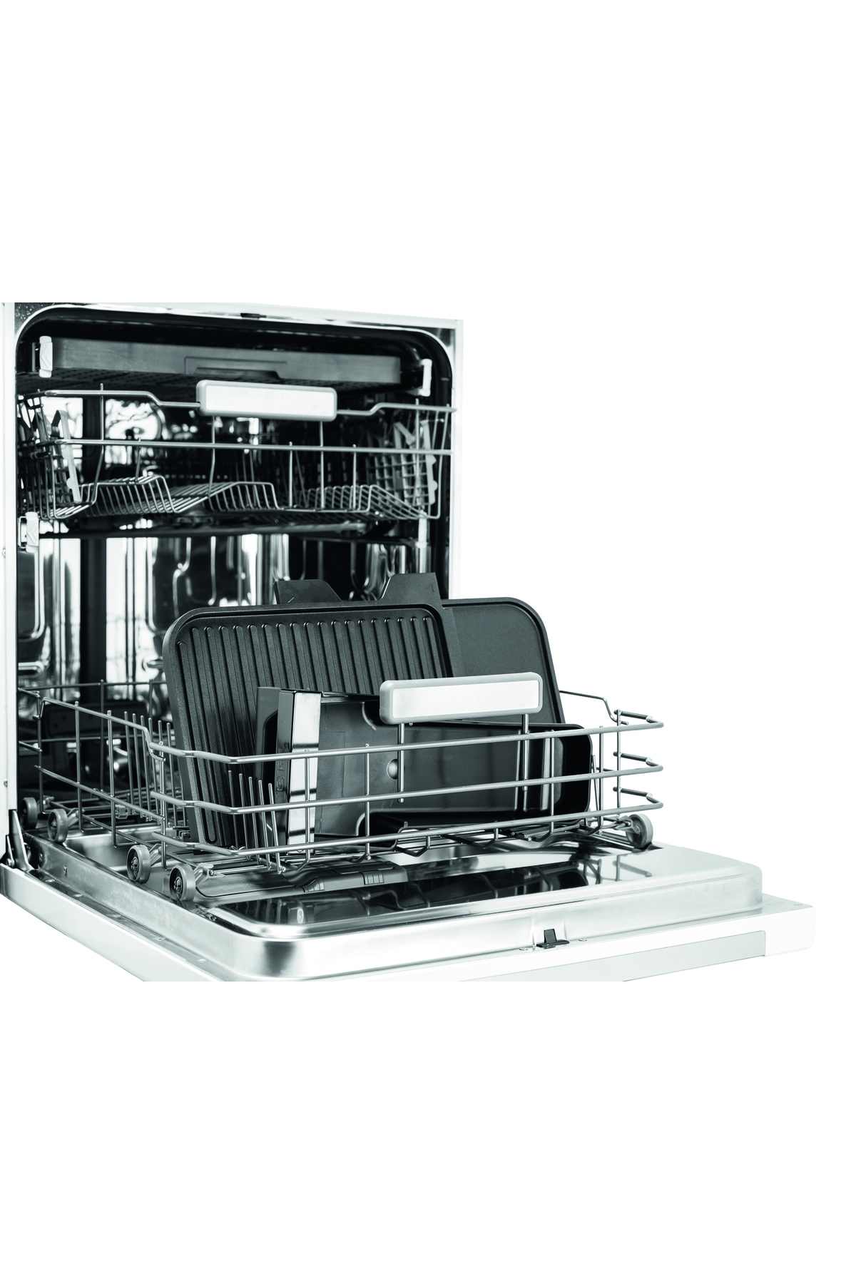 Alt rafta grill tavaları ve çatal bıçak takımı olan açık bulaşık makinesi.