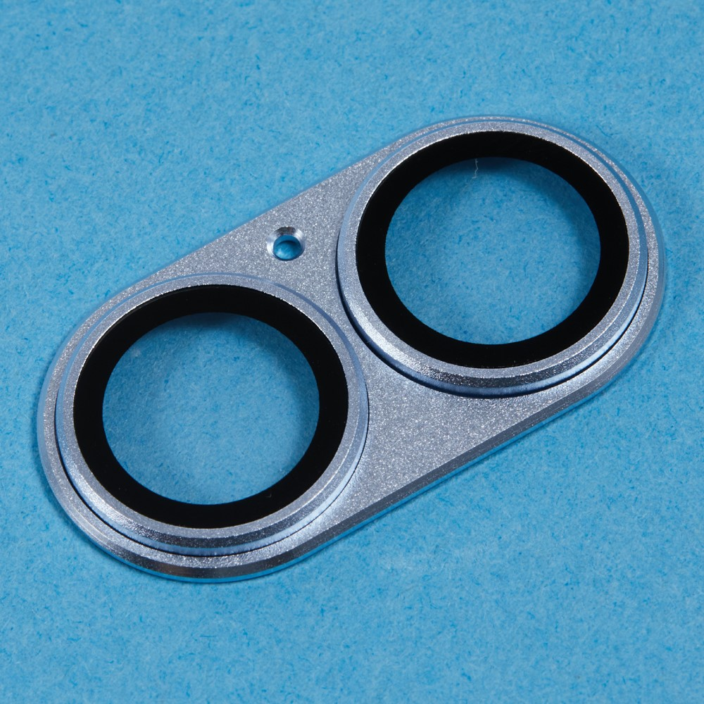 Cadre argenté avec deux cercles noirs sur fond bleu.