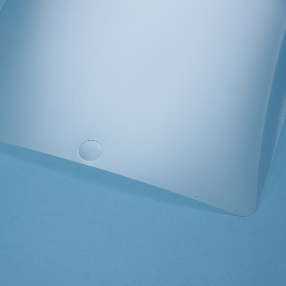 Un fond bleu avec une feuille translucide courbée et un petit cercle.