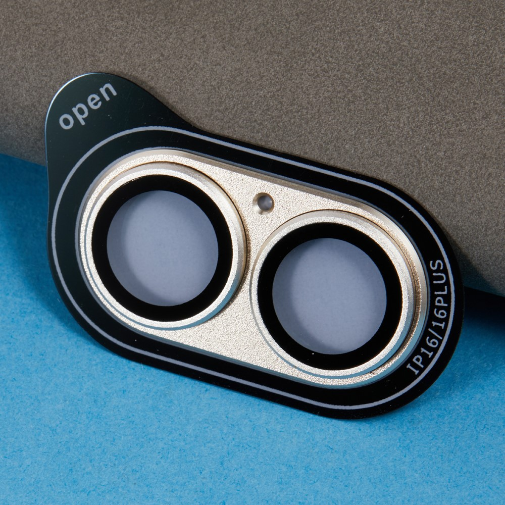 Cache-objectif argenté pour téléphone avec deux lentilles, bordure noire et texte.