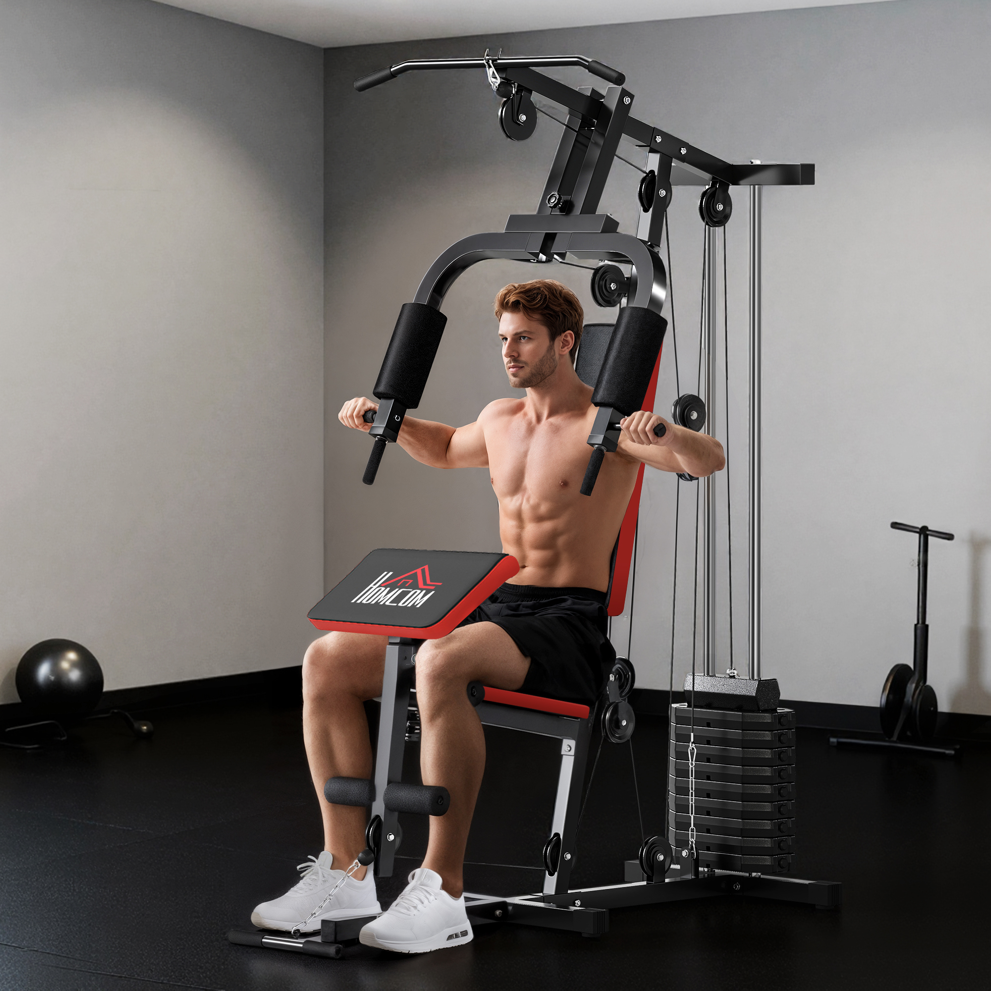 Hombre se ejercita en máquina de gimnasio en casa con pesas.