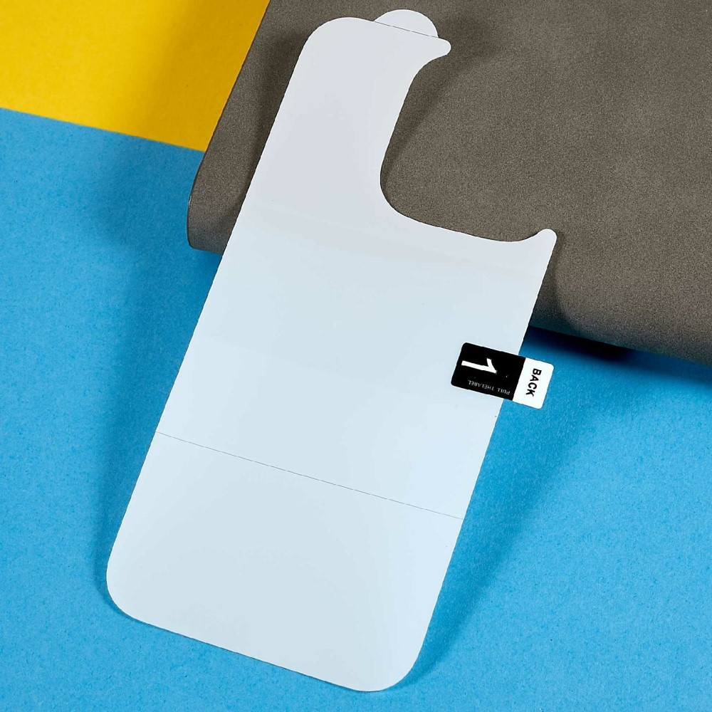 Una protezione schermo per telefono bianca su sfondo blu e giallo.