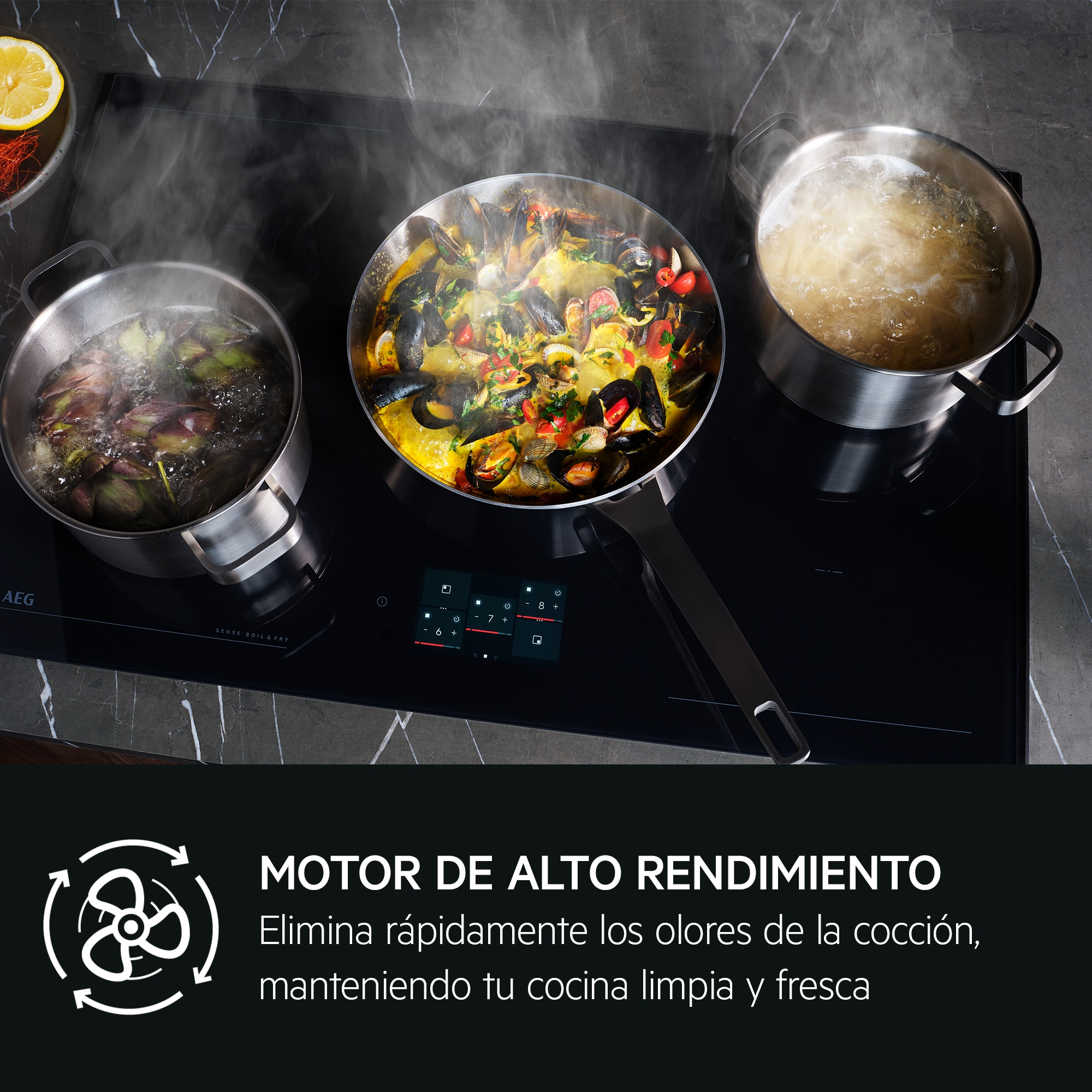 Tres ollas en placa de inducción: pasta, mejillones y alcachofas.