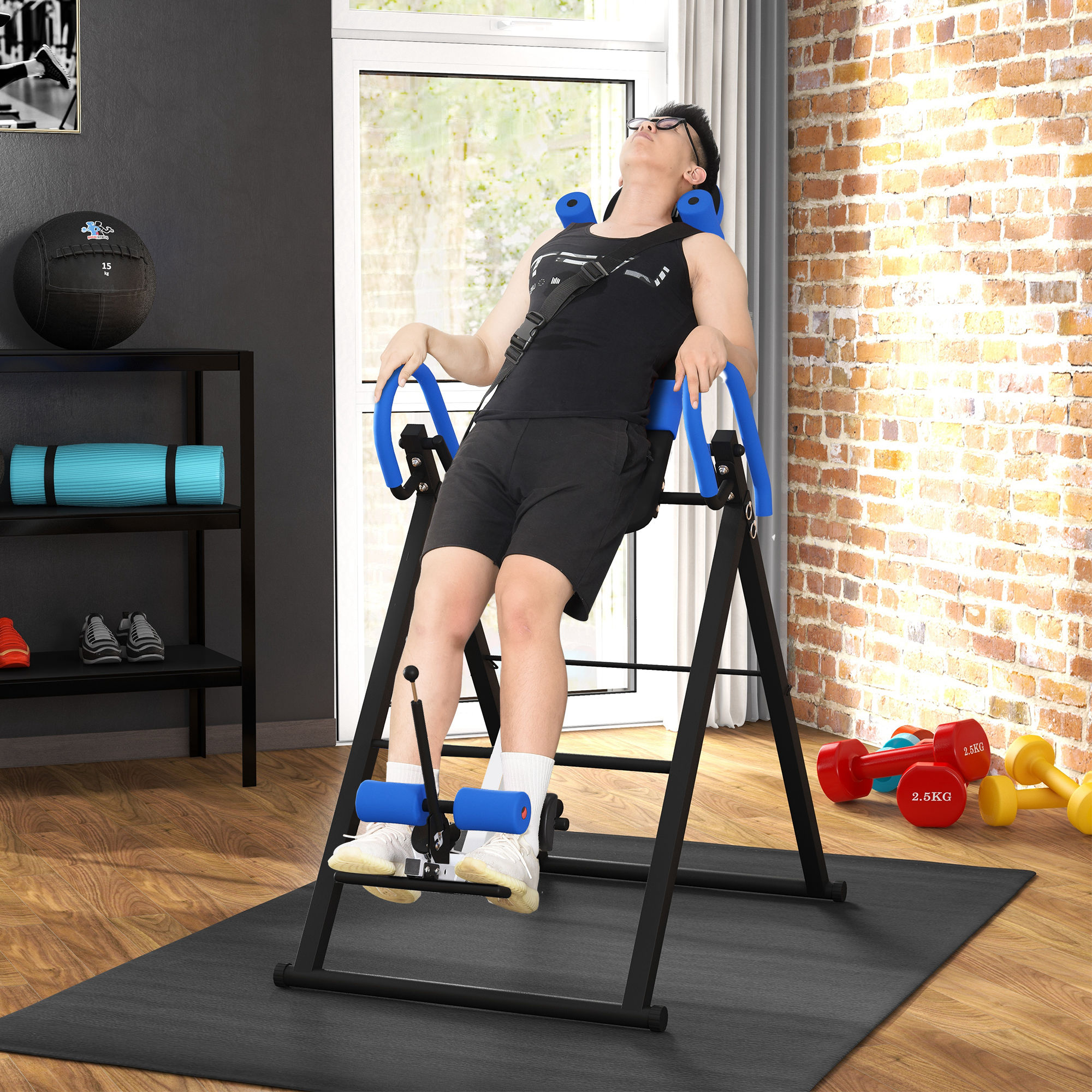 Hombre en mesa de inversión con acolchado azul en gimnasio, pesas al fondo.