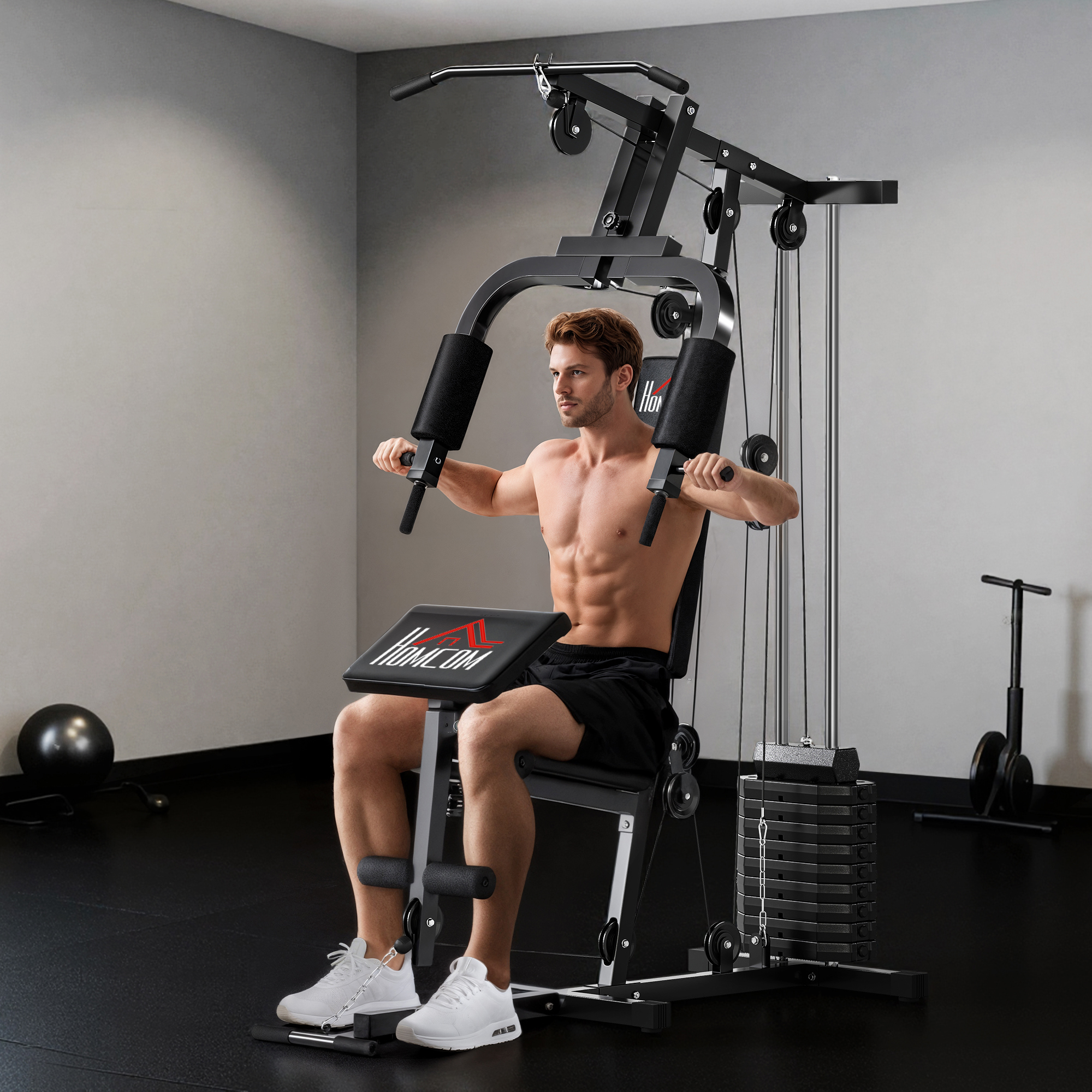 Un hombre se ejercita en una máquina de gimnasio en casa con pesas y cables.