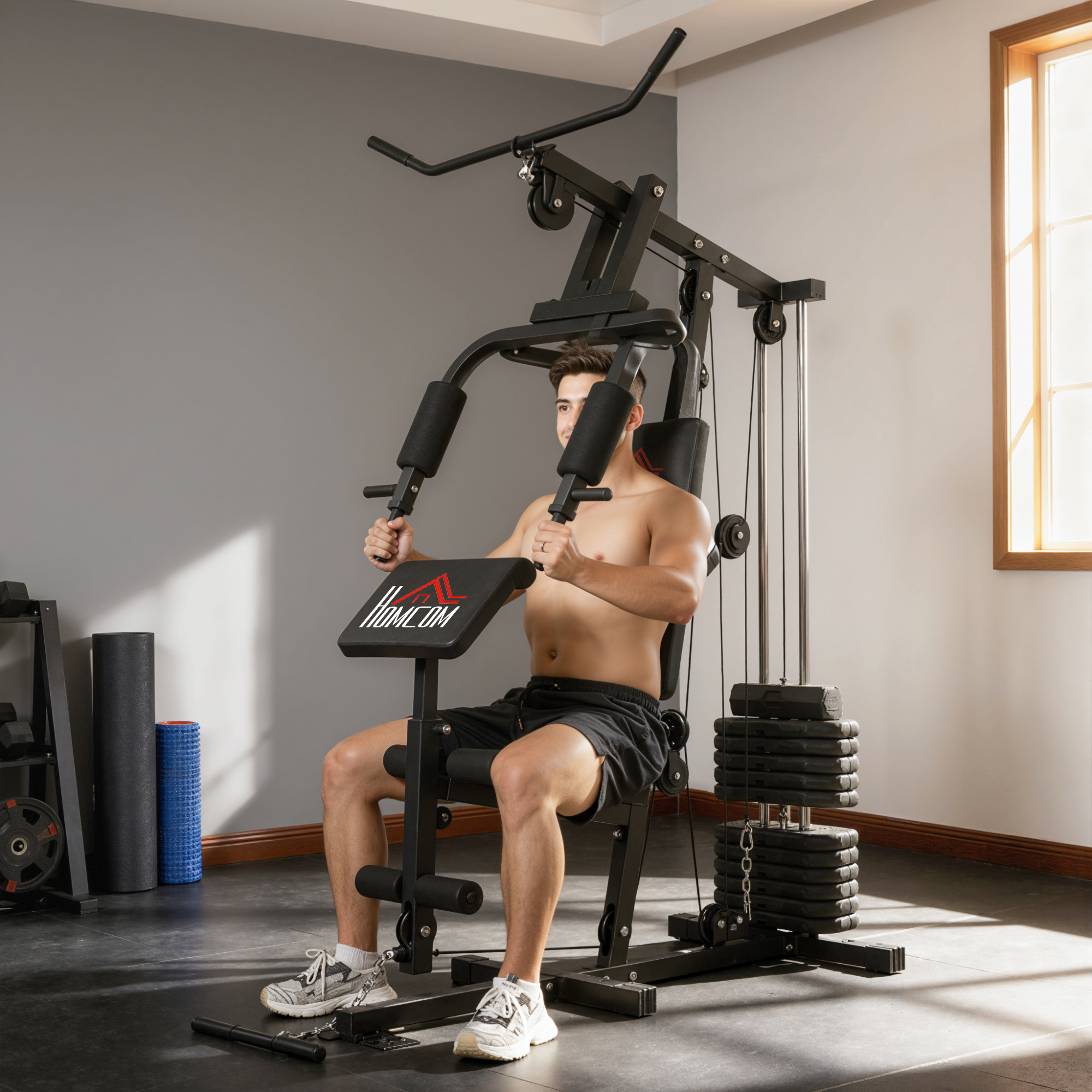 Un hombre usa una máquina de gimnasio en casa, con pesas y equipo de ejercicio al fondo.