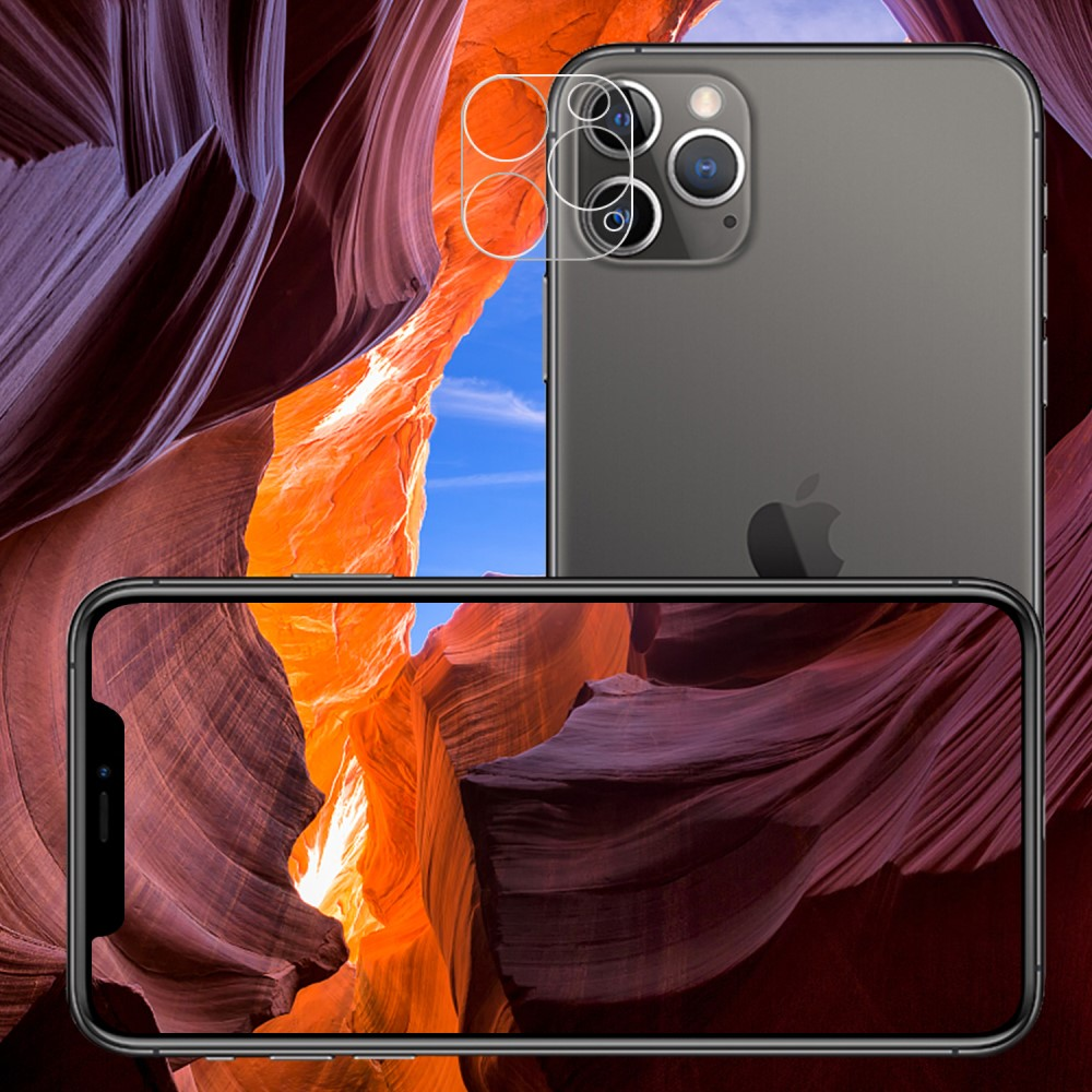 Un smartphone avec trois caméras et un protecteur d'écran devant un paysage de canyon.