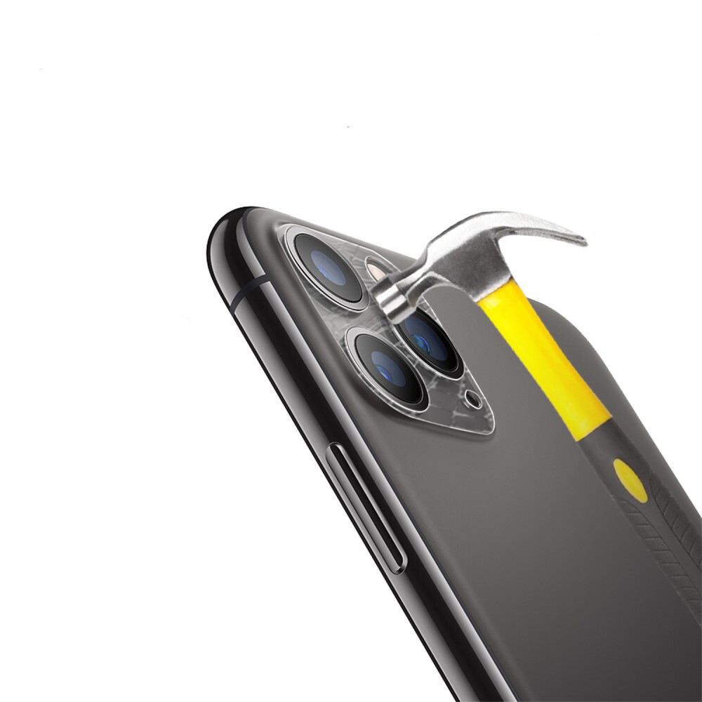 Un marteau frappe l'objectif de l'appareil photo d'un smartphone.