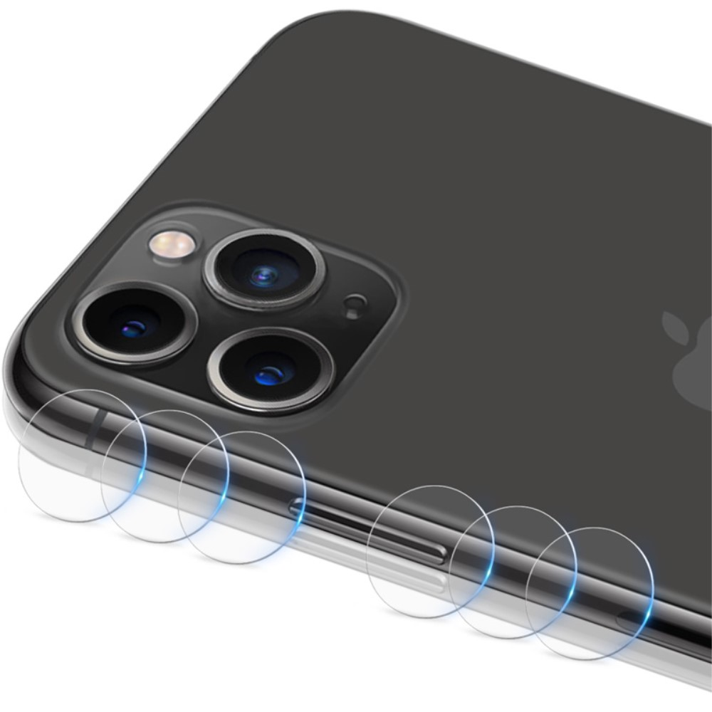 Primo piano del retro di uno smartphone con tre fotocamere e un debole logo Apple.