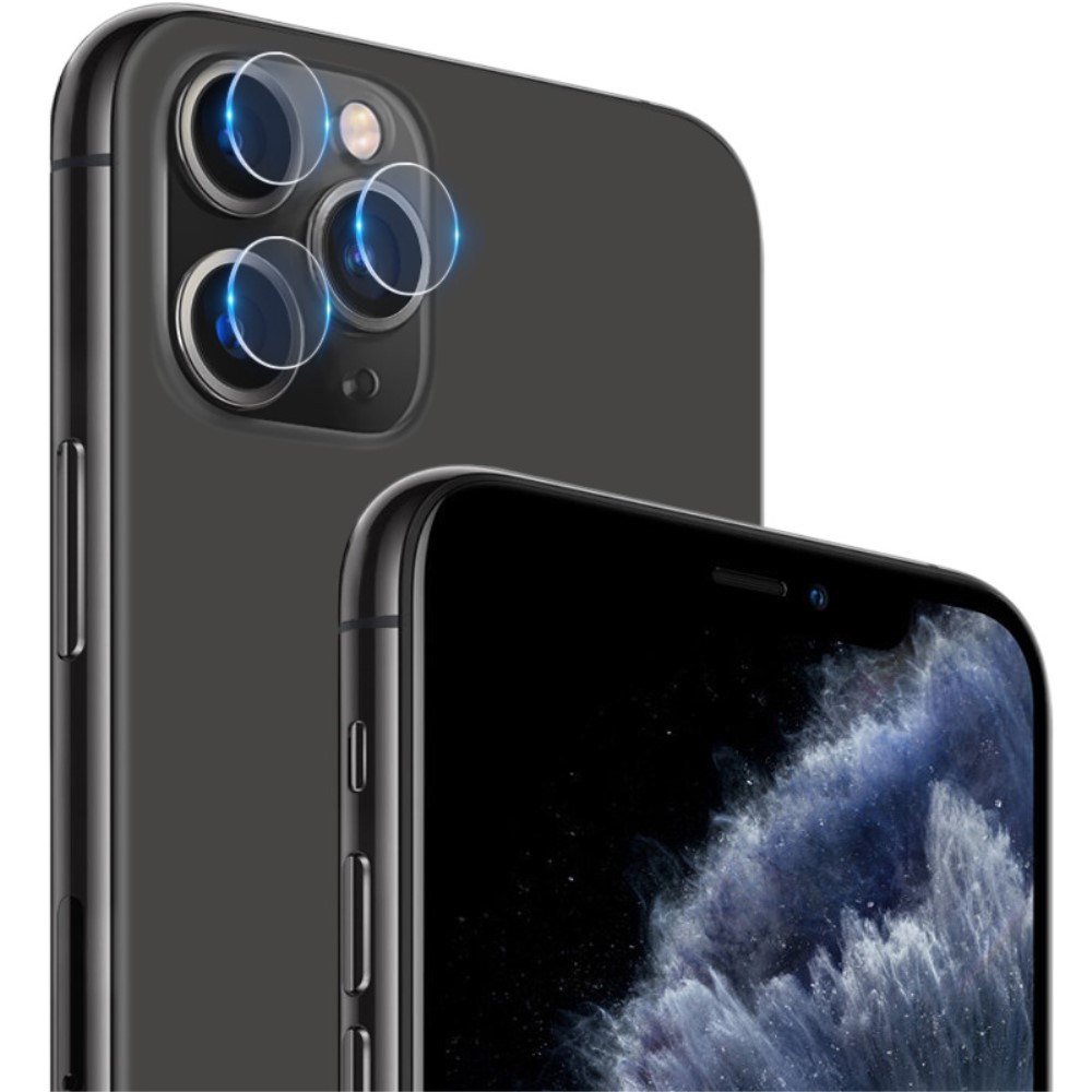 Tre protezioni schermo trasparenti sul retro di uno smartphone scuro con tre fotocamere.