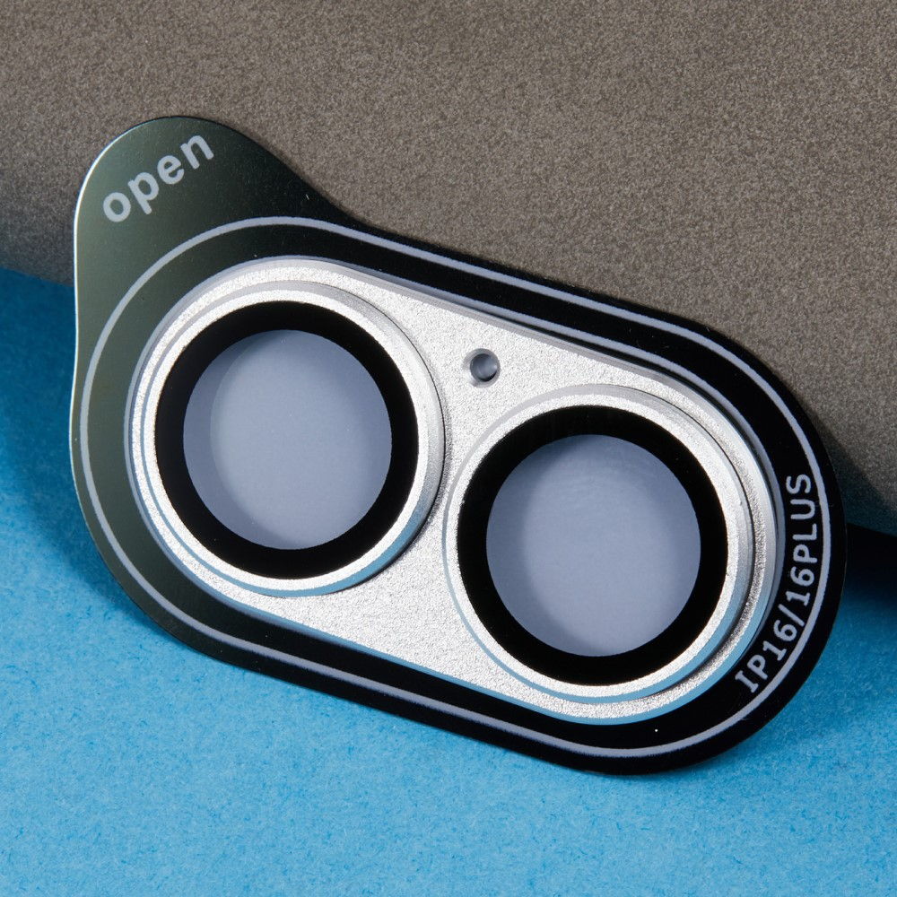 Cache d'appareil photo argenté double objectif avec texte 'open' et 'IP16/16PLUS'.