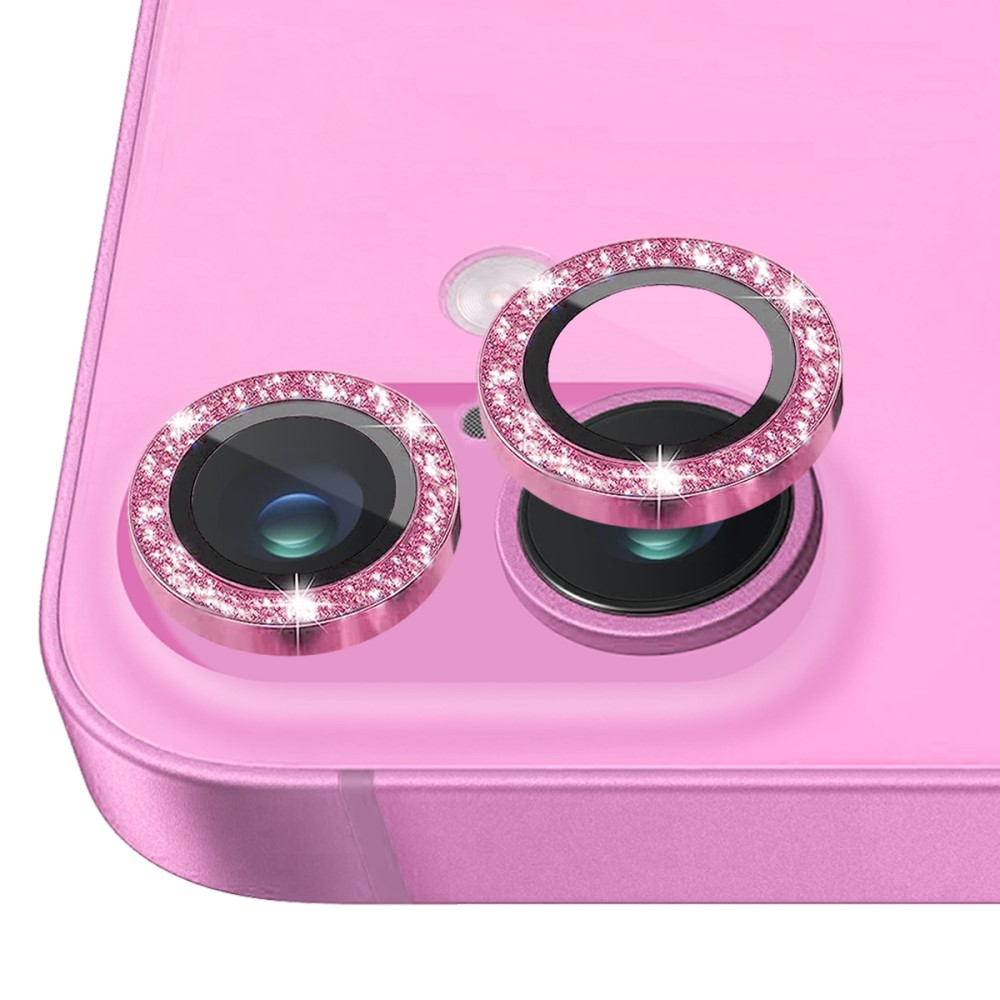Due protezioni per obiettivi fotografici rosa con gioielli su un telefono rosa chiaro.