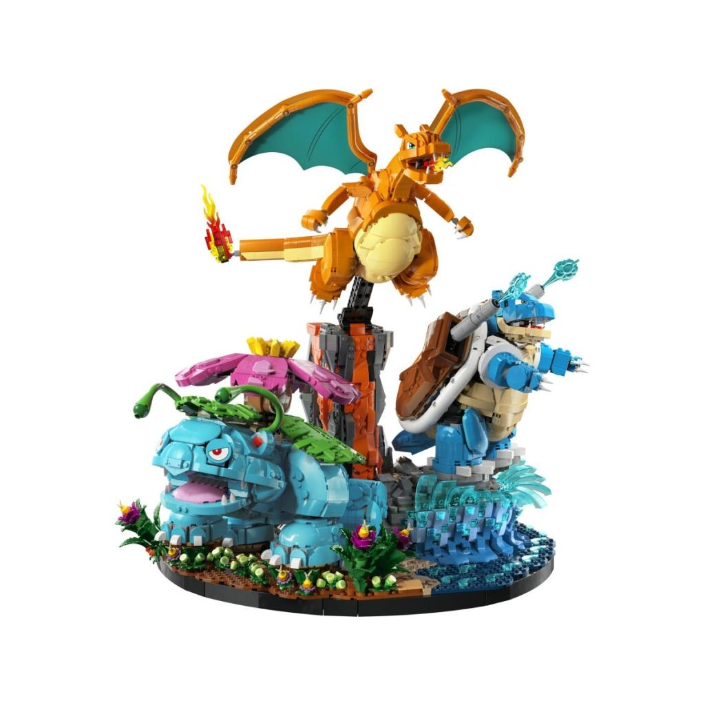 Tre figure Pokémon: Charizard vola, Blastoise spara, Venusaur è sull'erba.