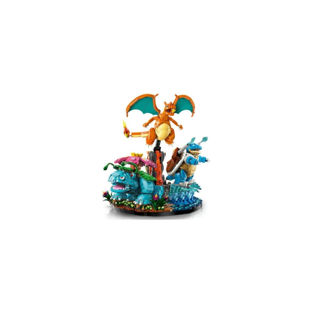 Tre figure Pokémon: Charizard vola, Blastoise nell'acqua, Venusaur su un'isola.