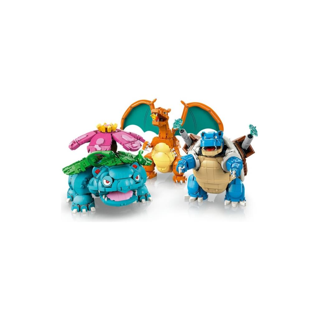 Tre figure Pokémon: Venusaur, Charizard e Blastoise, su sfondo bianco.