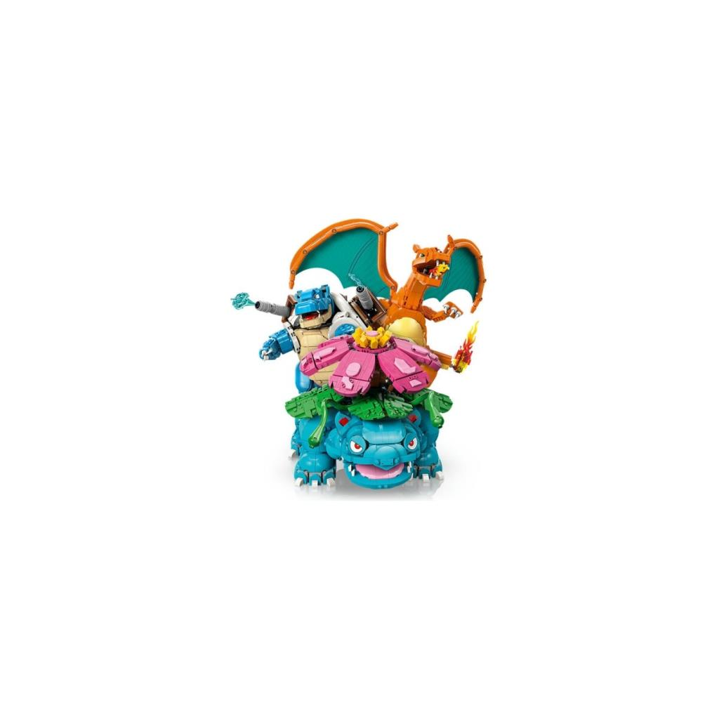 Figure impilate di Venusaur blu, Blastoise e Charizard arancione.