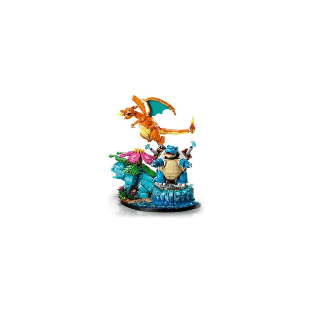 Tre figure Pokémon Lego: Blastoise, Venusaur e Charizard, in azione.