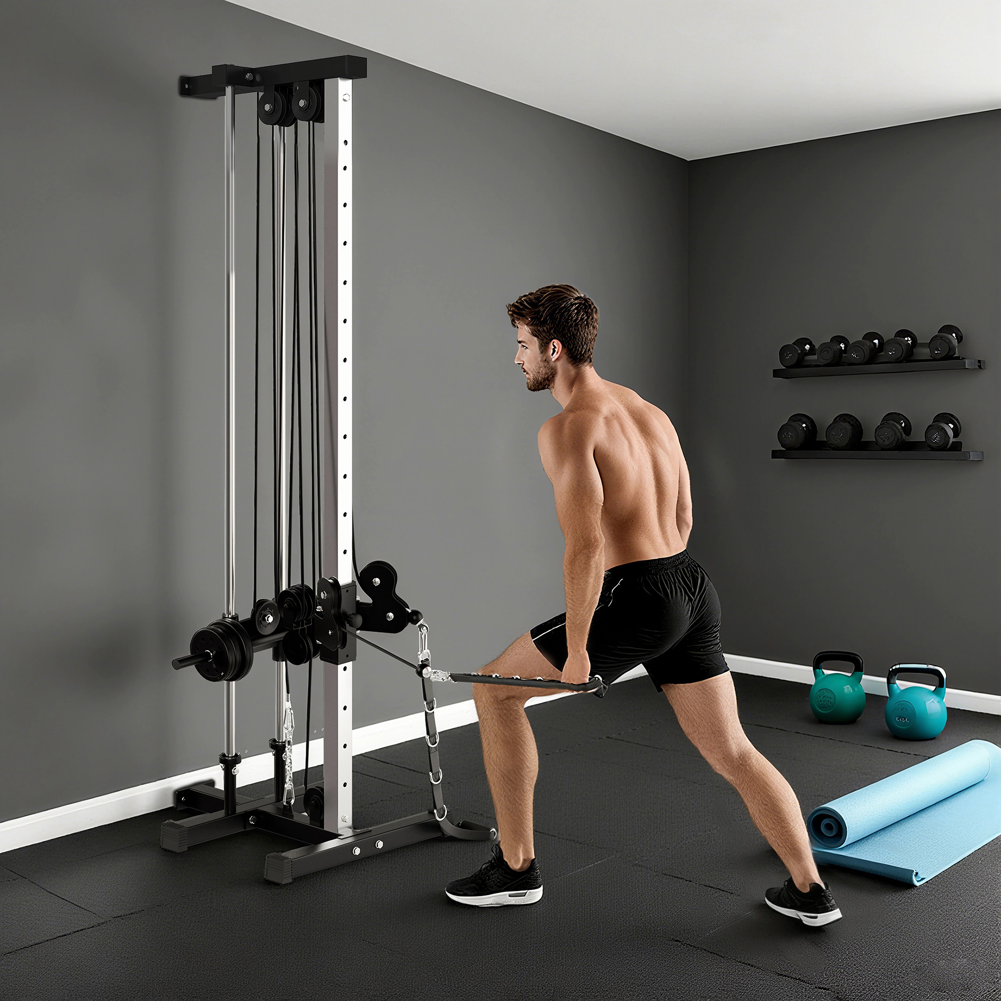 Hombre se entrena con máquina de cables en gimnasio con pesas y esterilla.